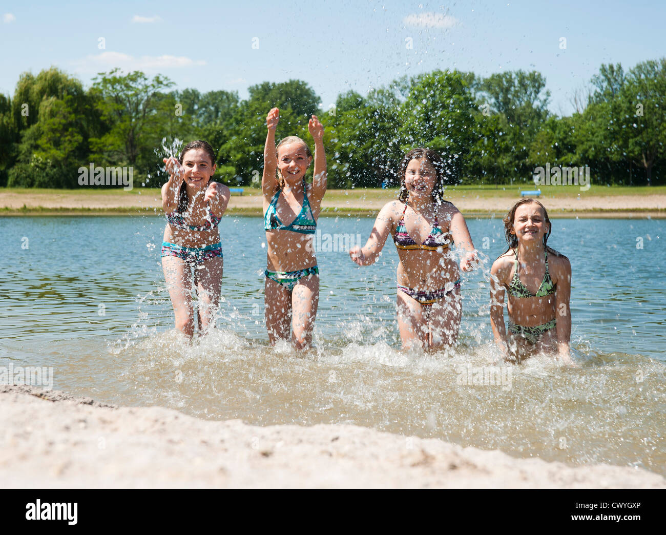 Cuatro chicas en bikini bañándose en el lago de baño Fotografía de stock -  Alamy