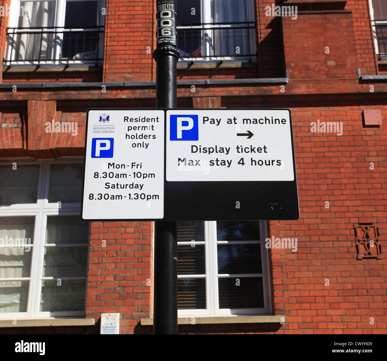 Señales de estacionamiento residente en Kensington Londres Foto de stock