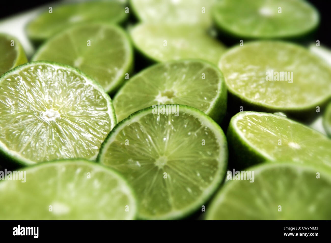 Muchas jugosas rebanadas de limón verde Foto de stock