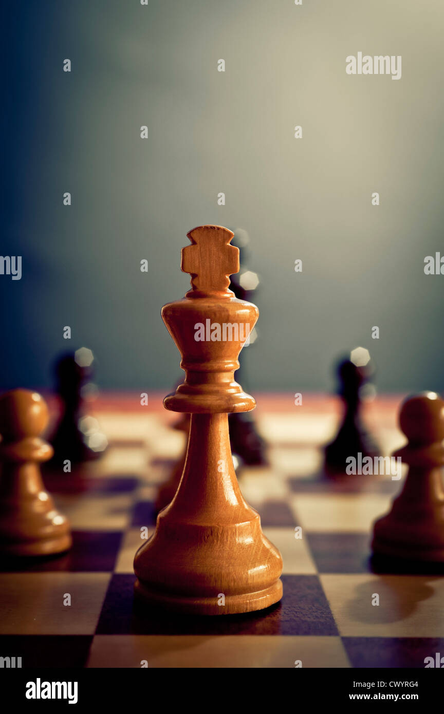 El rey y los peones de ajedrez Foto de stock
