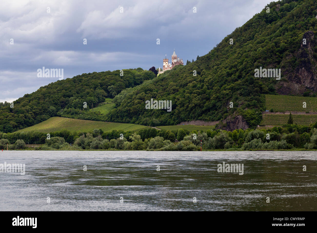Castillo Drachenburg en el Drachenfels por encima del río Rin cerca Koenigswinter, Alemania Foto de stock