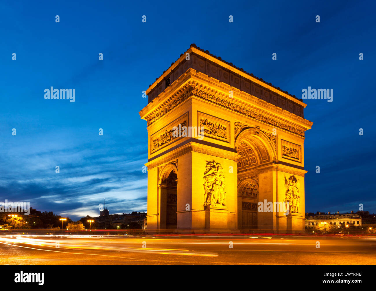 Semáforo senderos alrededor de napoleones Arc de Triomphe Place Charles de Gaulle Champs Elysees Paris Francia Europa UE Foto de stock