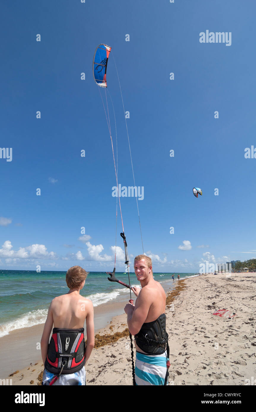 El kitesurf es una actividad favorita a lo largo de Ft. Lauderdale Beach del litoral atlántico. Foto de stock