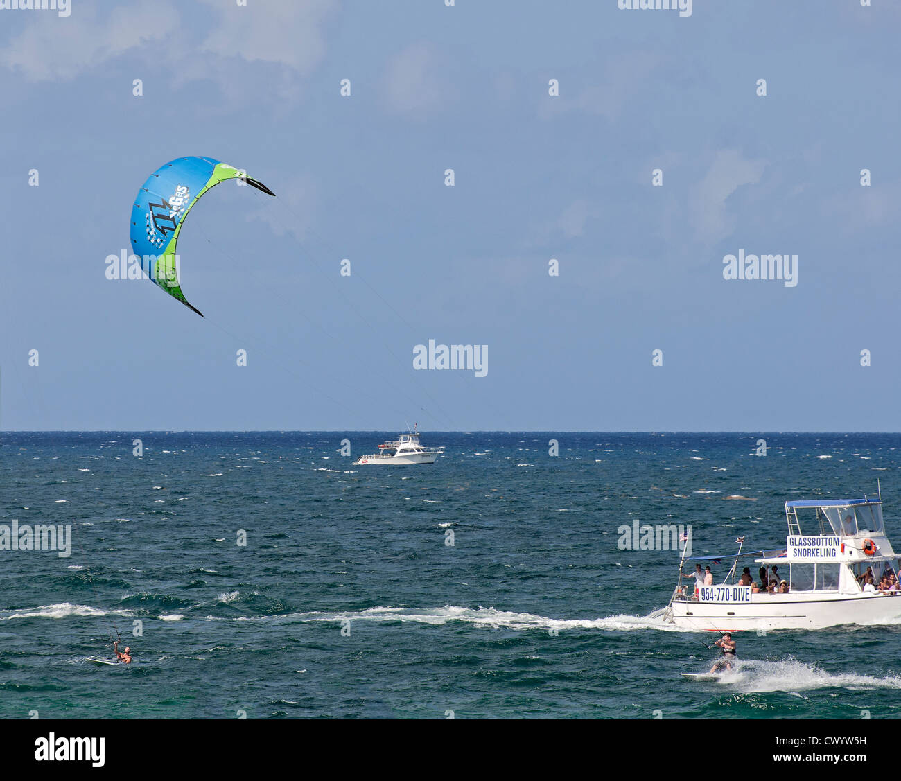 El kitesurf es una actividad favorita a lo largo de Ft. Lauderdale Beach del litoral atlántico. Foto de stock