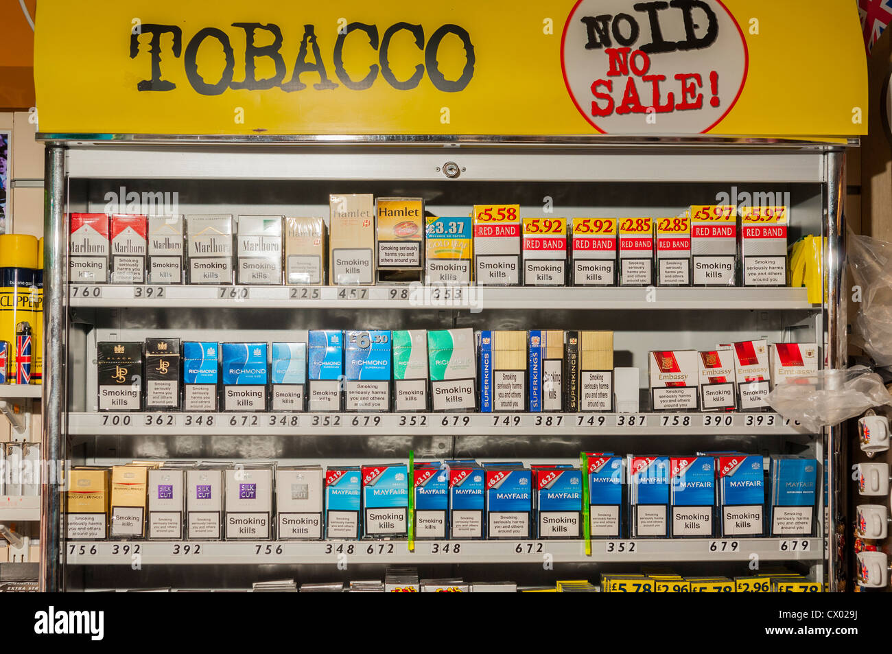 Letrero de la tienda de cigarrillos fotografías e imágenes de alta