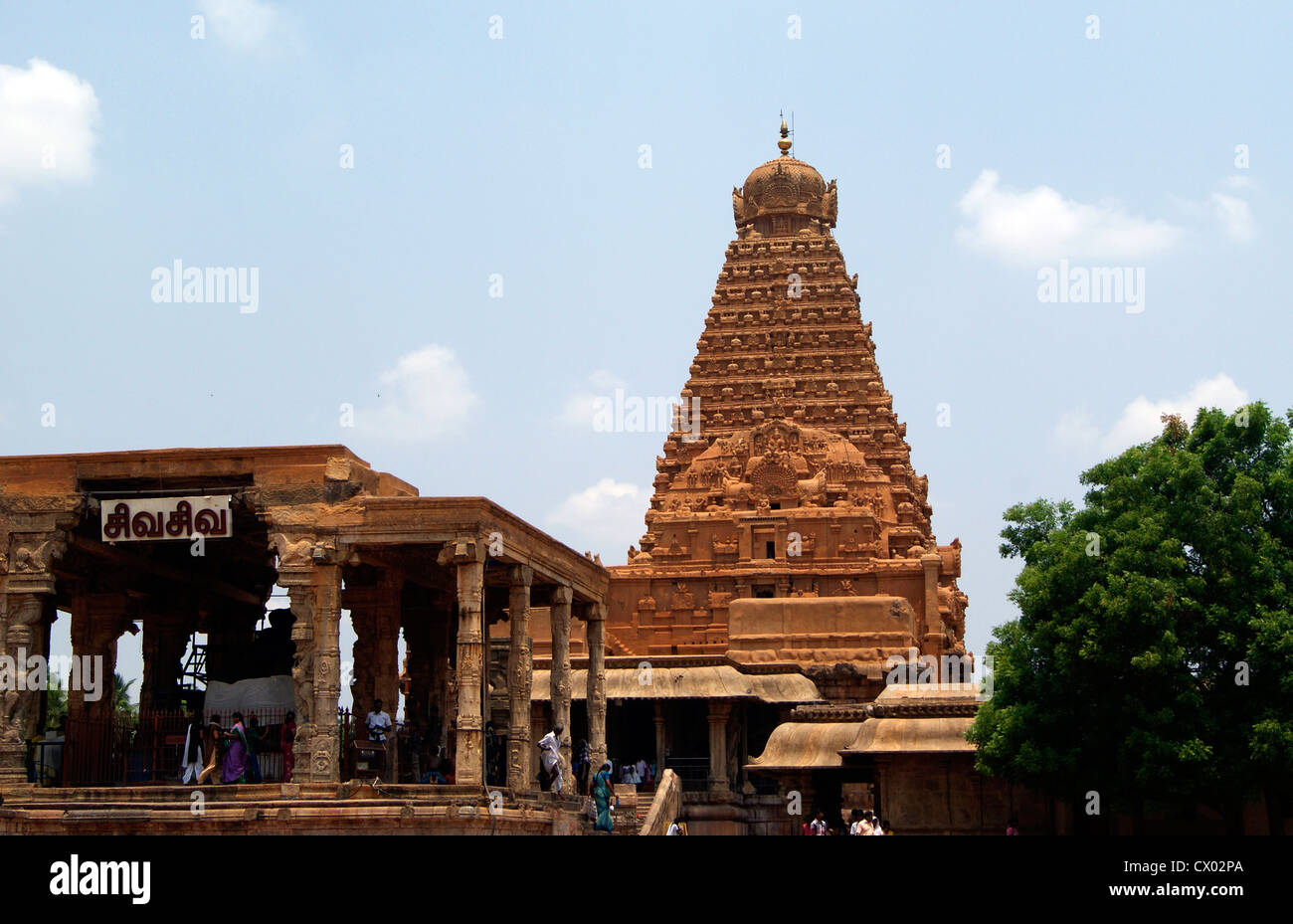 Tanjore Brihadeeswarar Templo plena vista frontal y lateral.'Gran Templo' en Thanjavur es la obra maestra de la arquitectura de piedra de la India Foto de stock