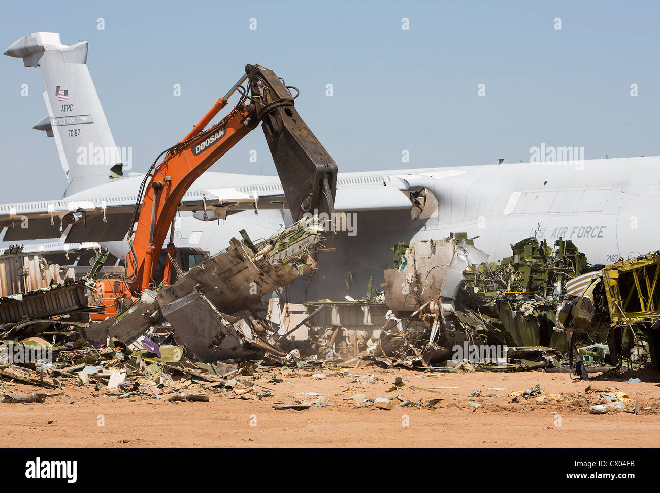 Un C-5 Galaxy está roto en la 309ª Grupo de regeneración y mantenimiento aeroespacial (AMARG) en Davis-Monthan Air Force Base. Foto de stock