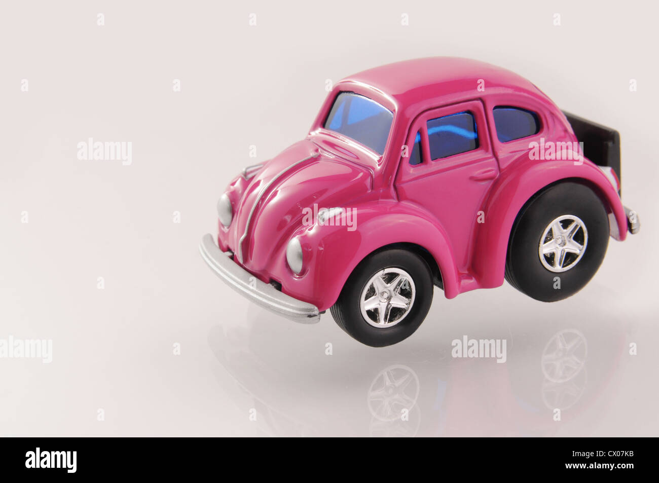 Coche de juguete de color rosa. Foto de stock