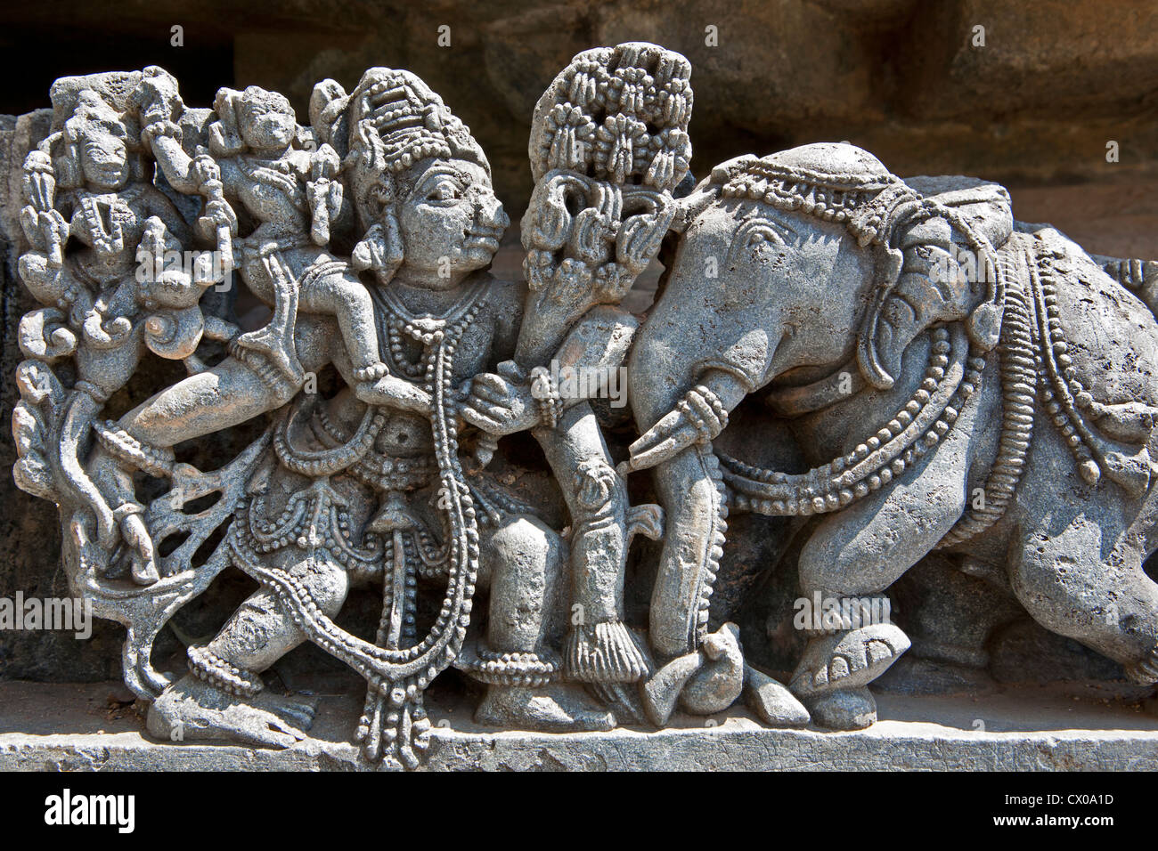 Tallas de piedra. Hoysaleswara templo. Halebidu. Karnataka. La India Foto de stock