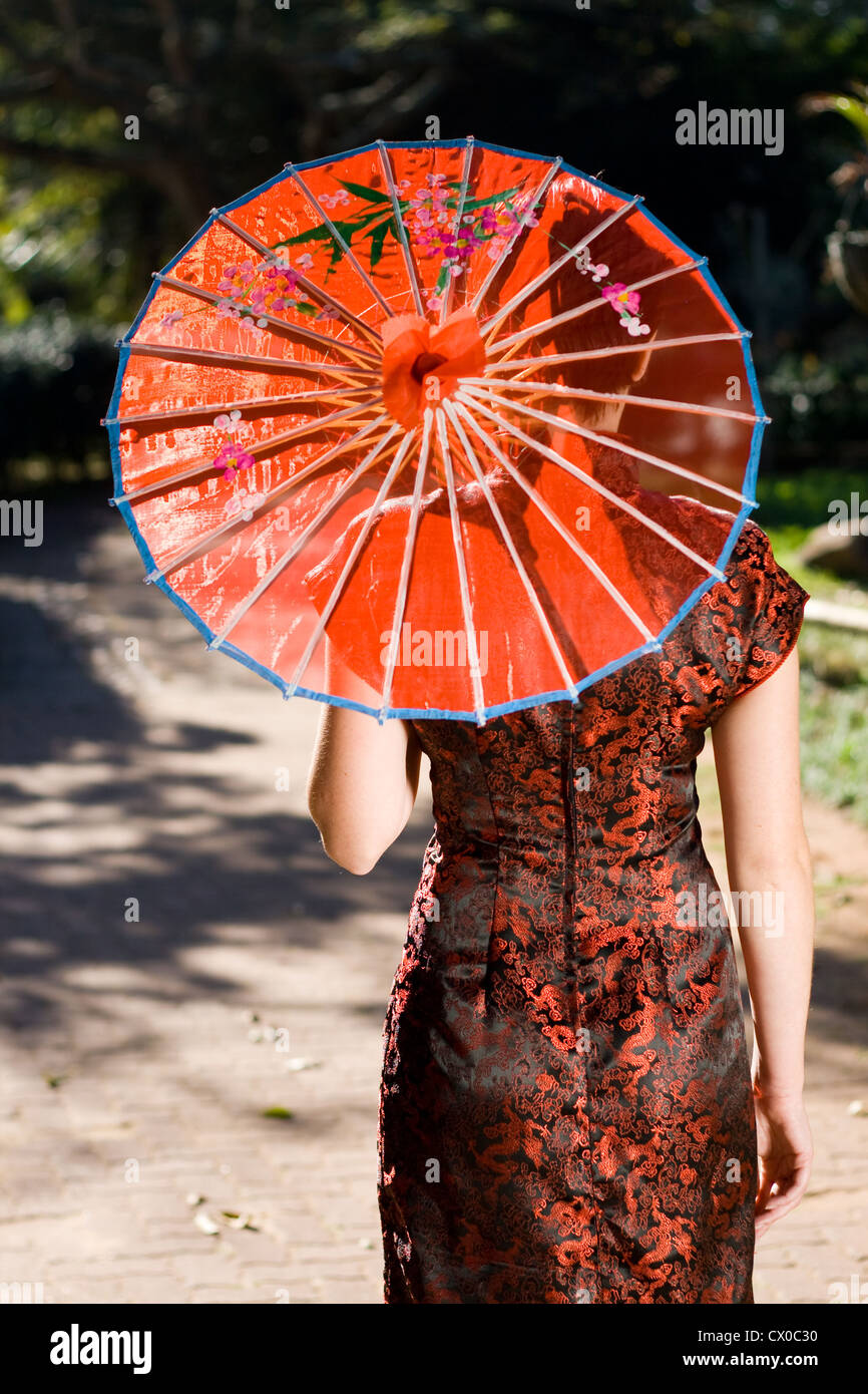 Paraguas chino tradicional fotografías e imágenes de alta resolución - Alamy