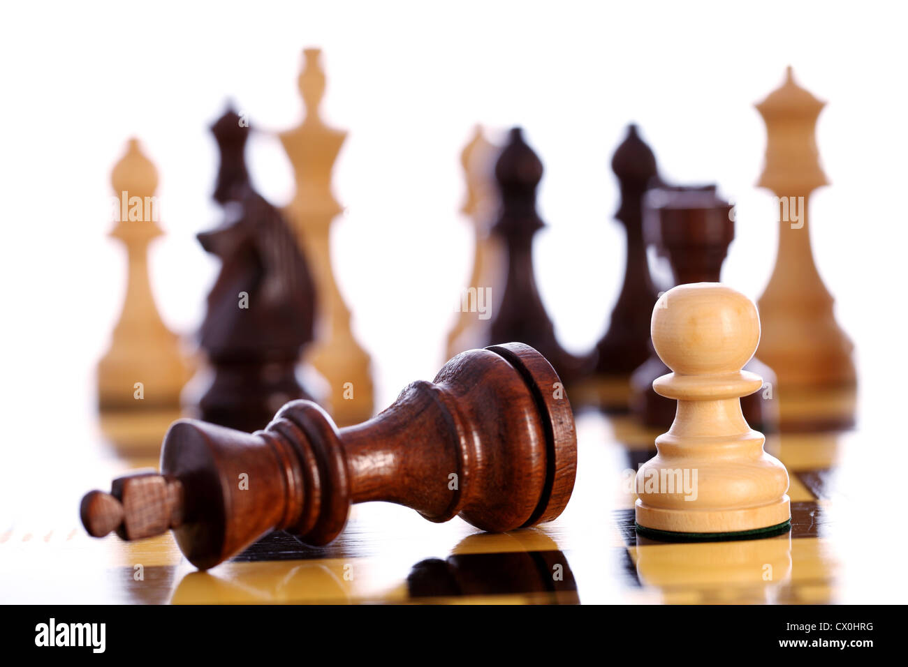 Juego de ajedrez llega a su fin cuando el rey es checkmated Foto de stock