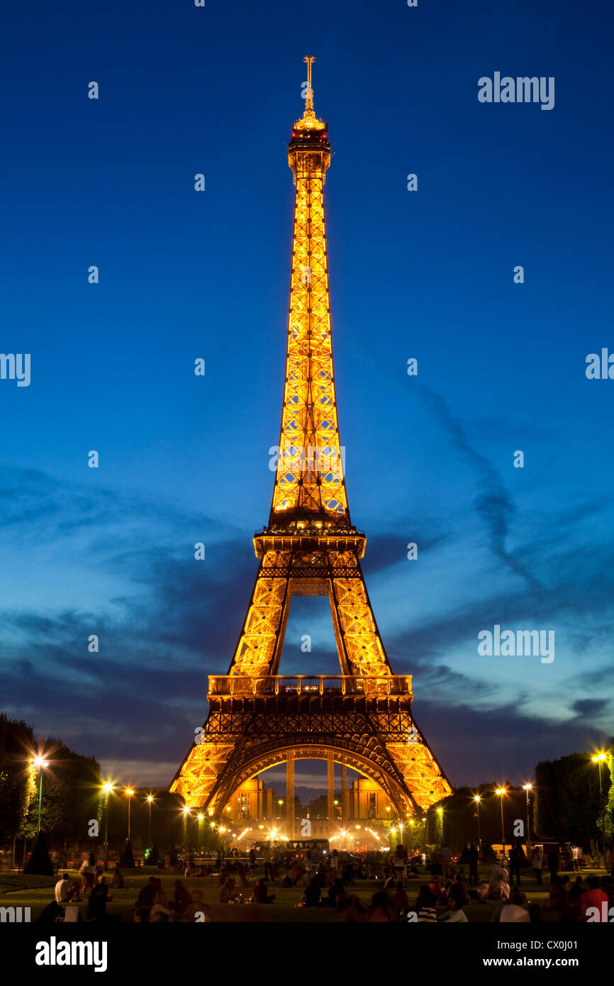 París Torre Eiffel iluminada por la noche desde los Champs de Mars, jardines de Francia Europa UE Foto de stock