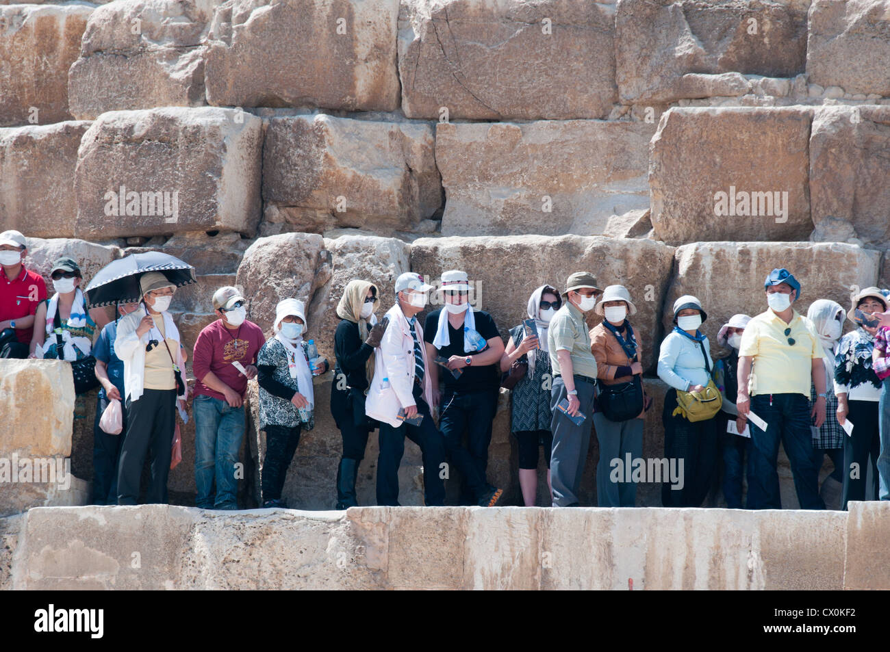 Los turistas asiáticos Pirámides de Giza El Cairo Egipto Foto de stock