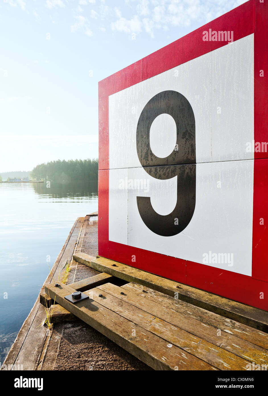 Profundidad de navegación agua marcar '9' en el muelle en el pequeño puerto deportivo Foto de stock