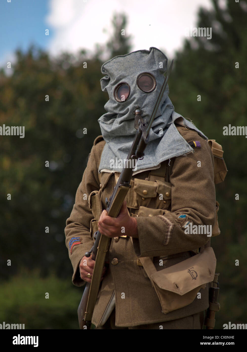 Durante una recreación de una batalla de la Primera Guerra Mundial un  participante lleva un período de máscara de gas Fotografía de stock - Alamy
