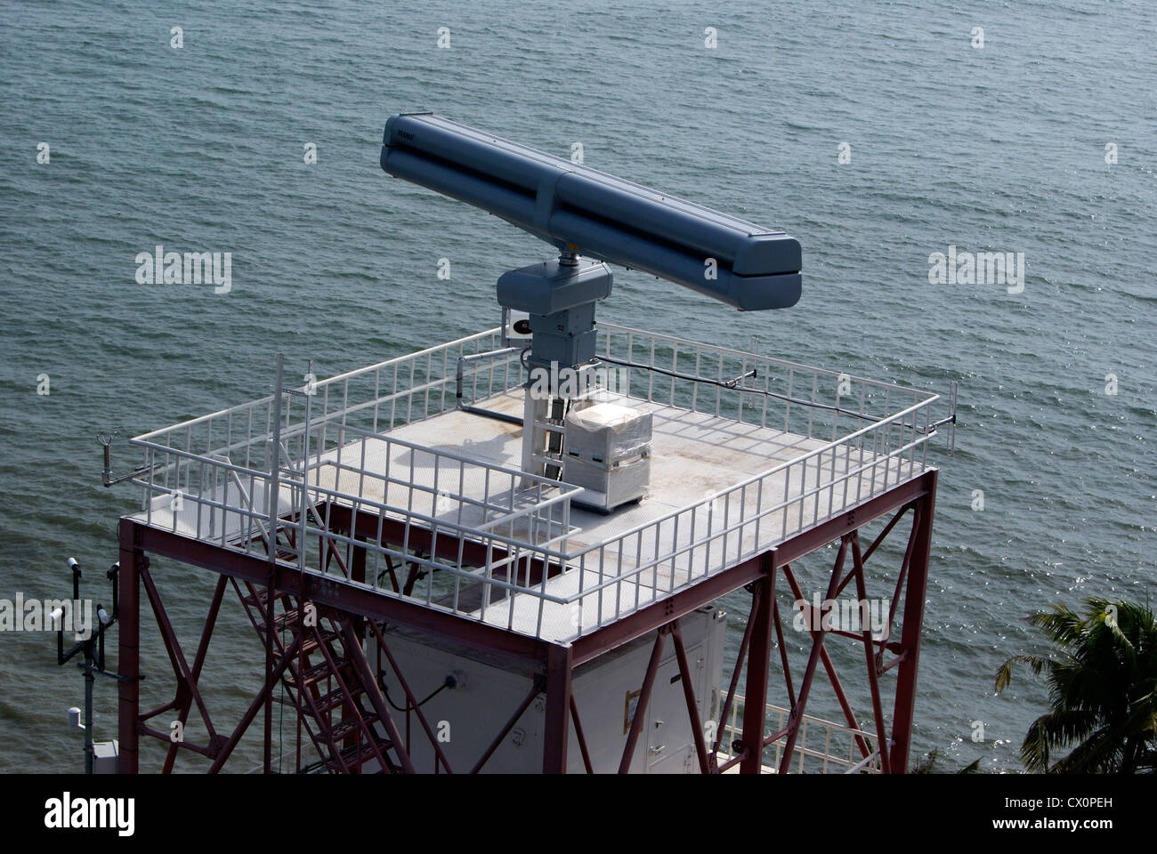 Moderno Radar de Vigilancia en el mar Arábigo Kerala región costera para vigilar los barcos y detectar barcos piratas Foto de stock