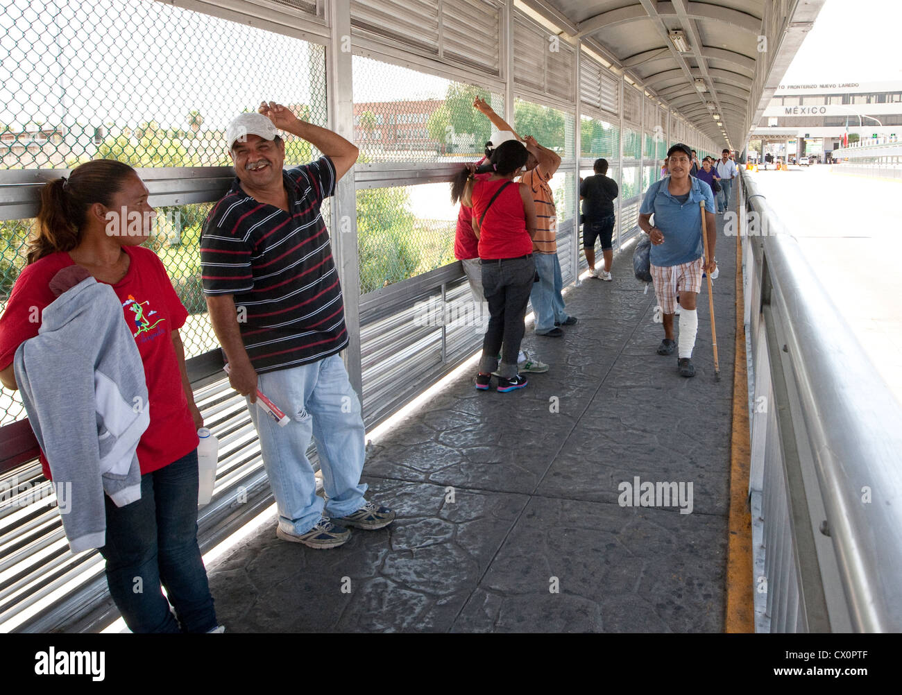 Puente Internacional México conecta con nosotros en Laredo, Texas. Cientos de ciudadanos mexicanos cruzan la frontera a pie Foto de stock