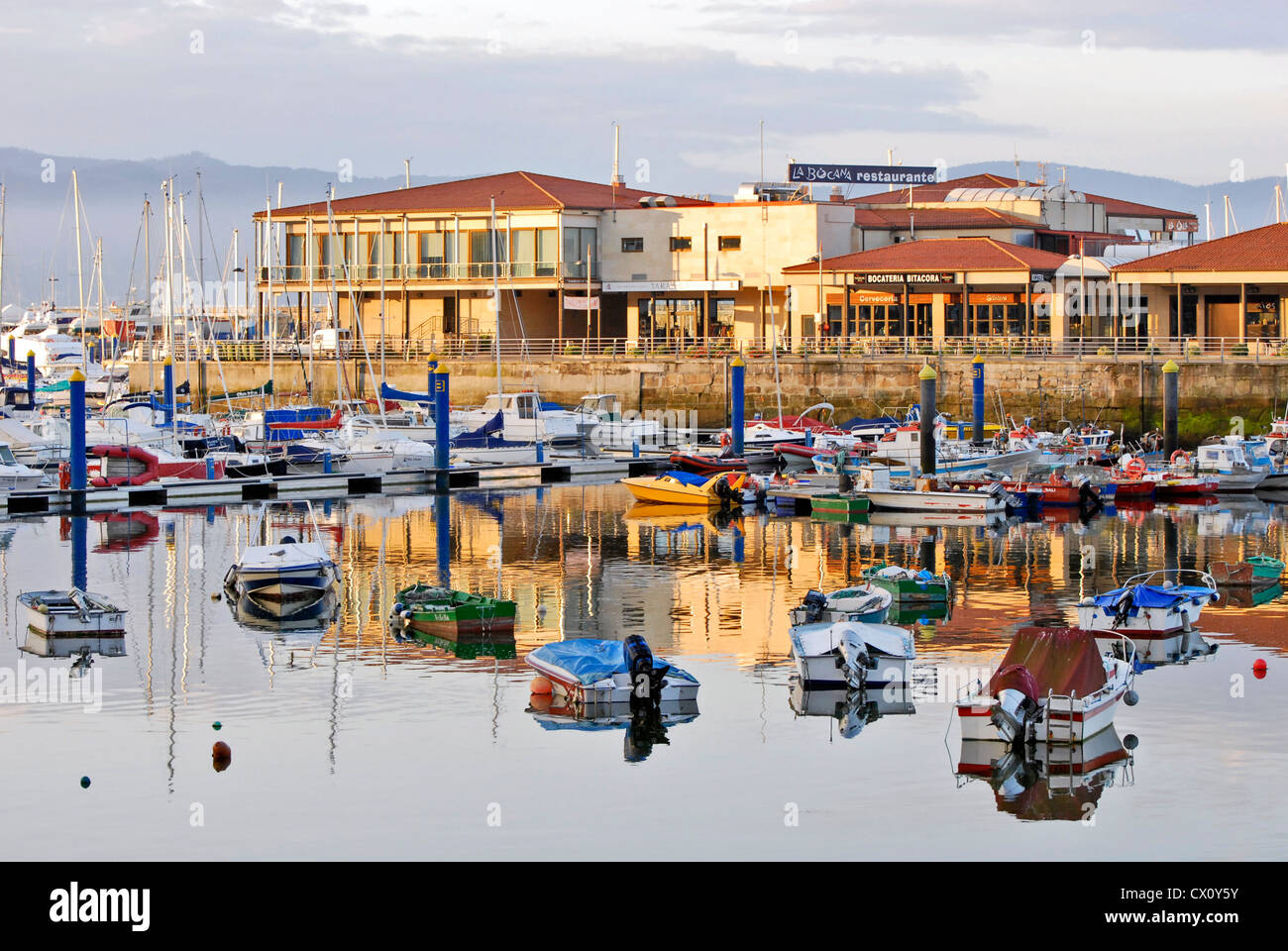 Amanecer dorado en el puerto deportivo de Sanxenxo, Galicia, España, en la provincia de Pontevedra. Foto de stock