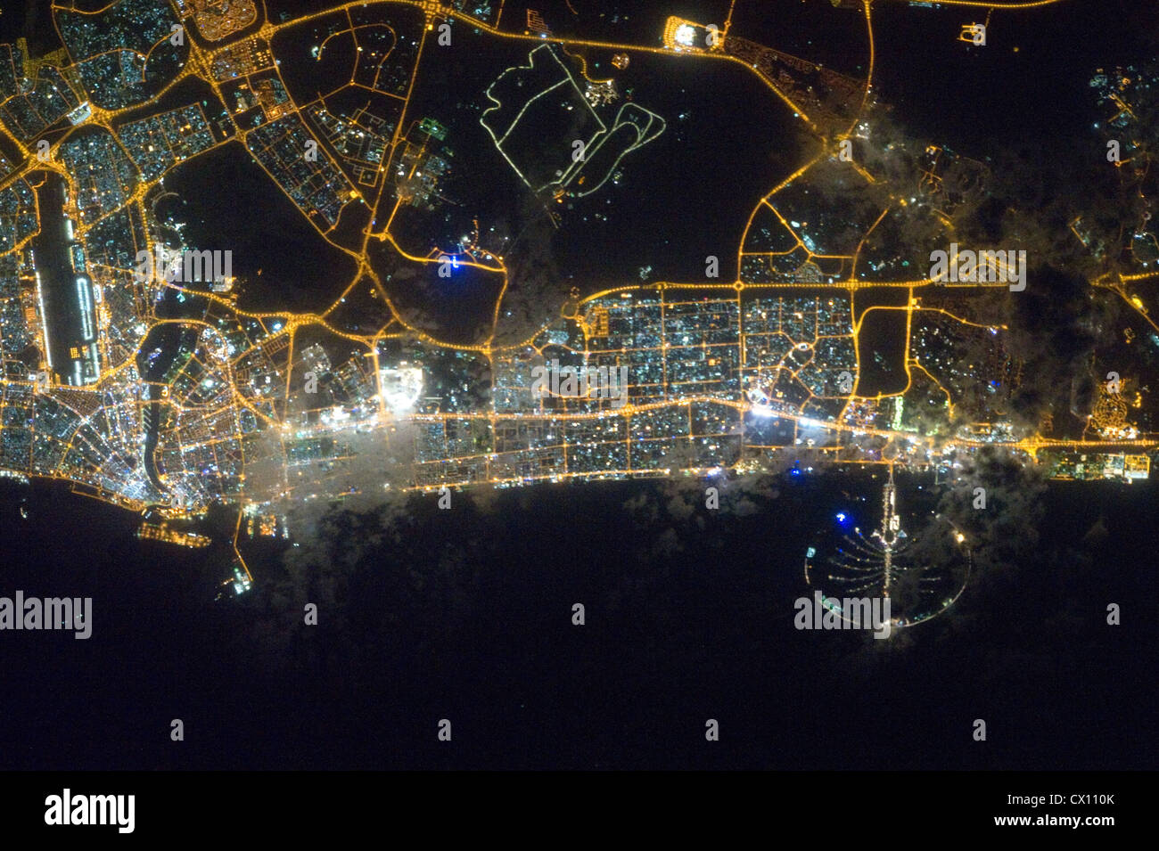 Dubai, Emiratos Árabes Unidos, por la noche, visto desde el espacio Foto de stock