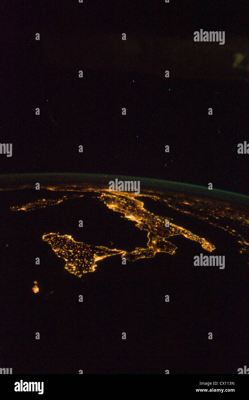 Italia en la noche visto desde el espacio Foto de stock