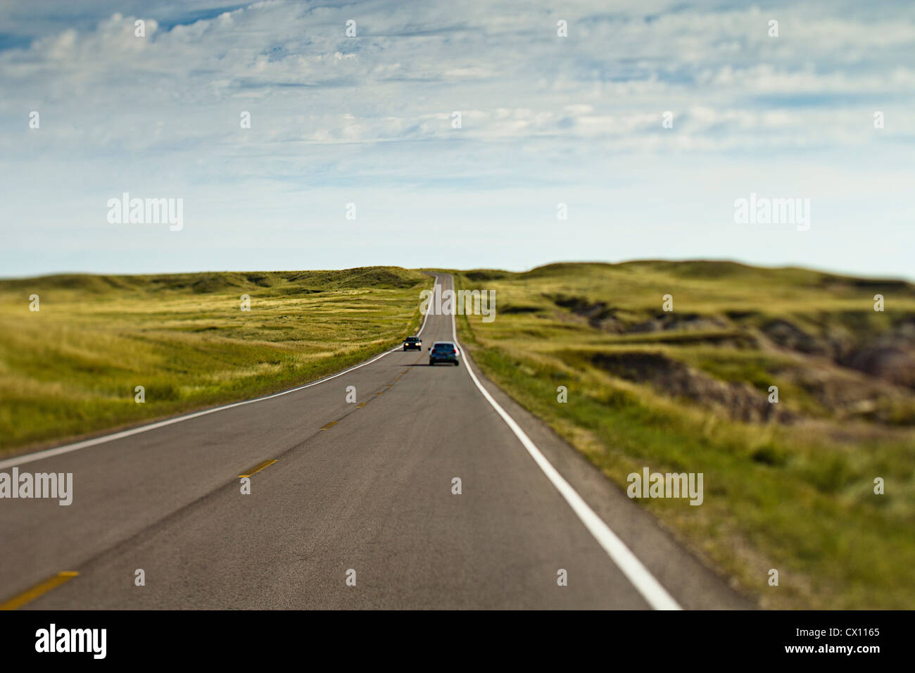 Coches en carretera abierta, Wyoming, EE.UU. Foto de stock