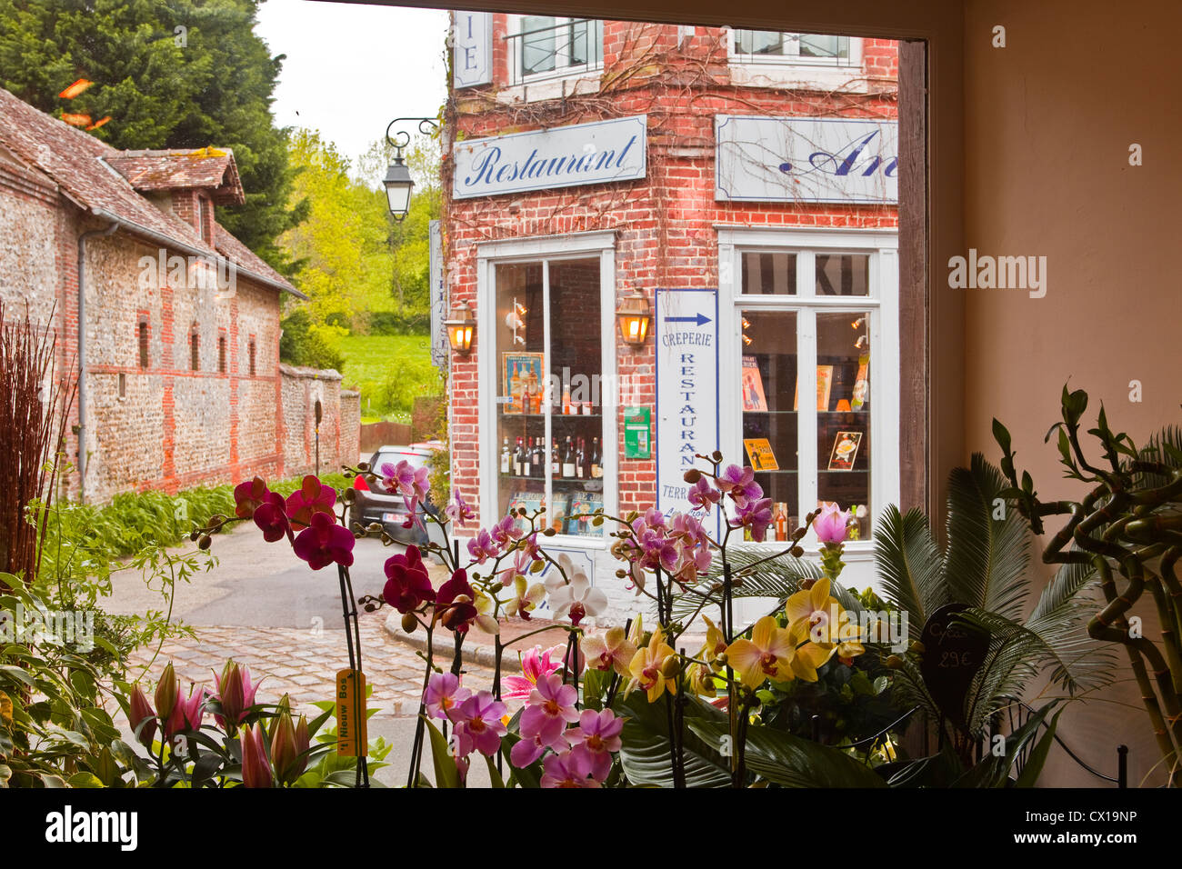 Un floristerías vista de las calles de Lyons-la-Foret. Foto de stock