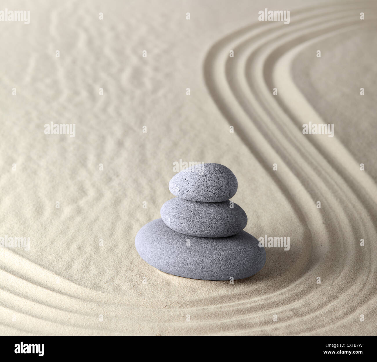 La pureza y la serenidad equilibrio de rocas y arena en la meditación Zen jardín japonés de piedras para la concentración y relajación Foto de stock