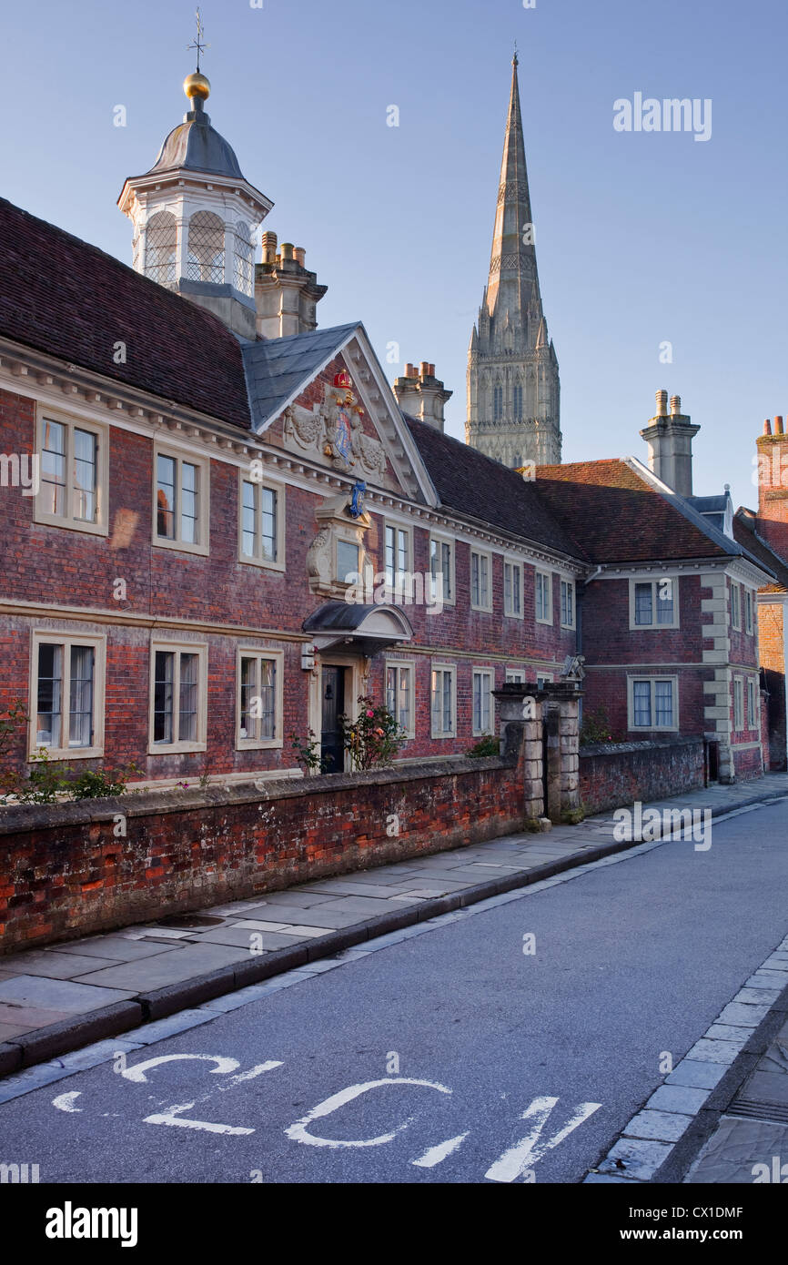 La catedral de Salisbury y la matrona's College en la entrada del Estrecho. Foto de stock