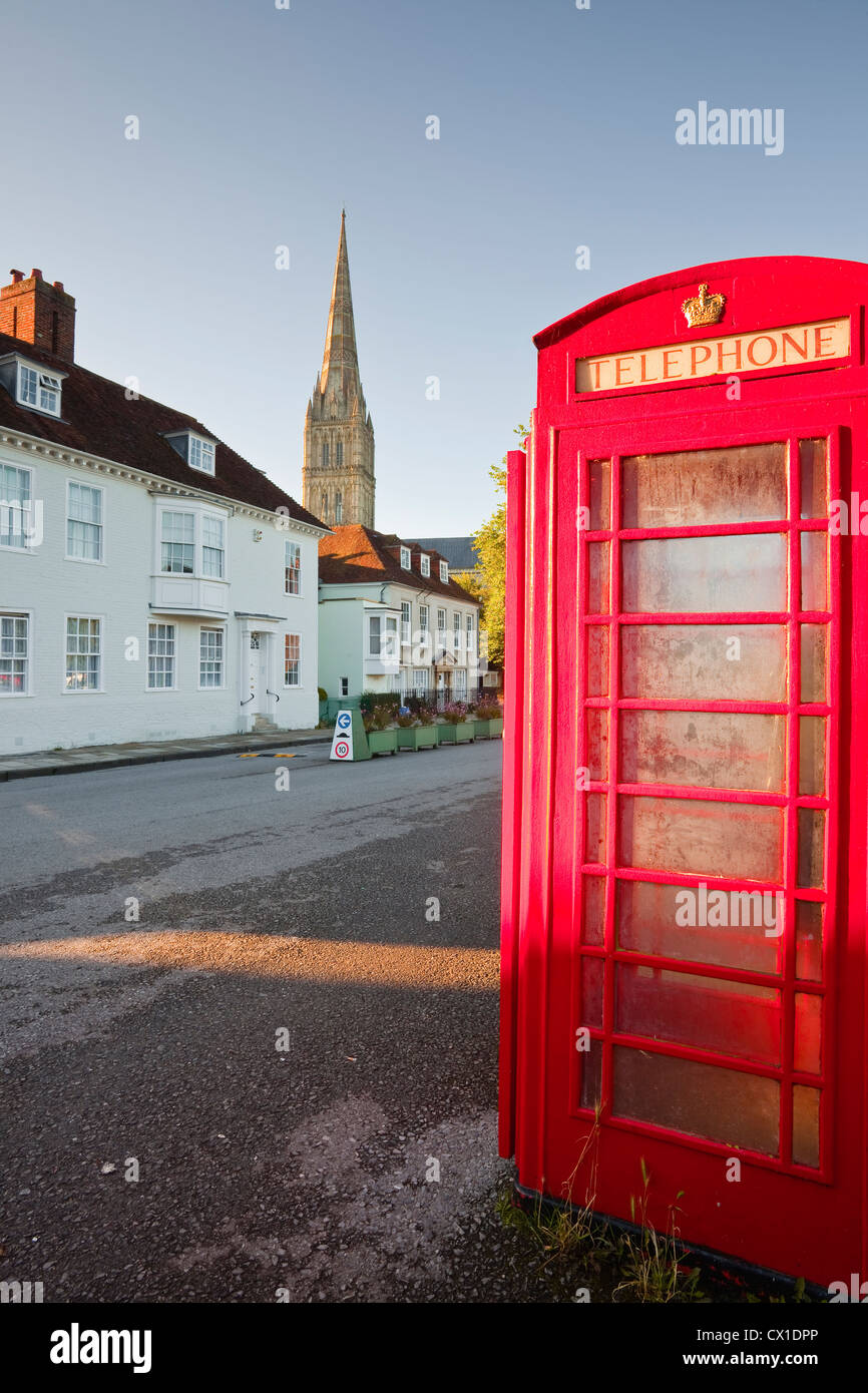 Un teléfono rojo caja con la catedral de Salisbury en el fondo. Foto de stock