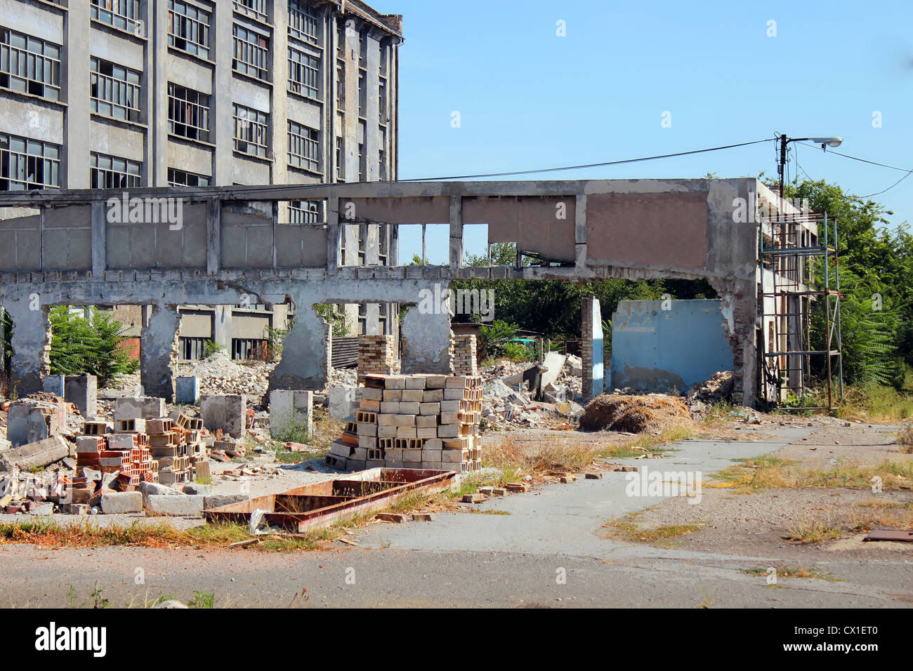 Factory, vieja ruina, máquinas herramienta, ventana, sol, roto Foto de stock