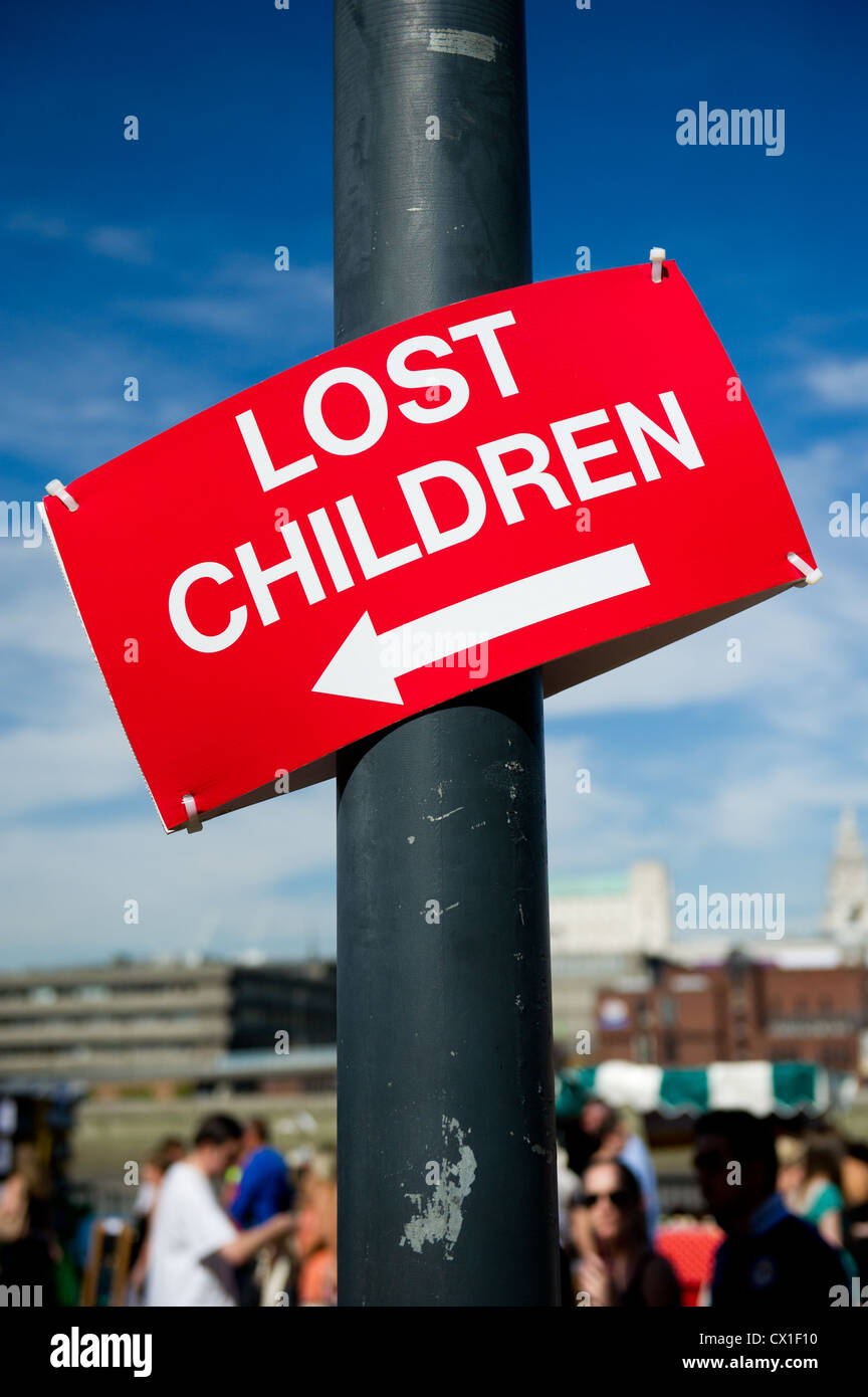 Un signo para Niños Perdidos Foto de stock