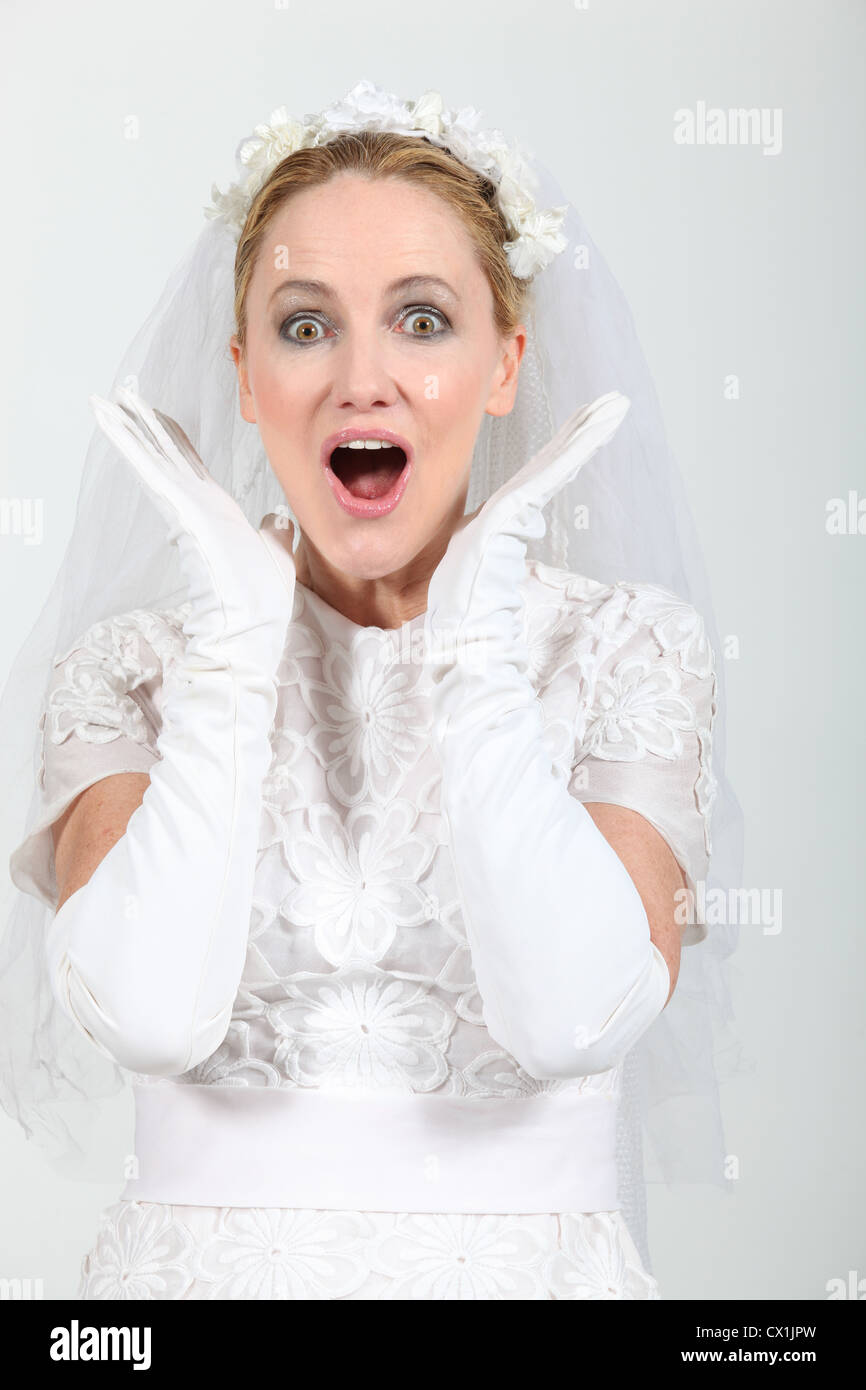 Mujer rubia vestida con traje de novia Foto de stock
