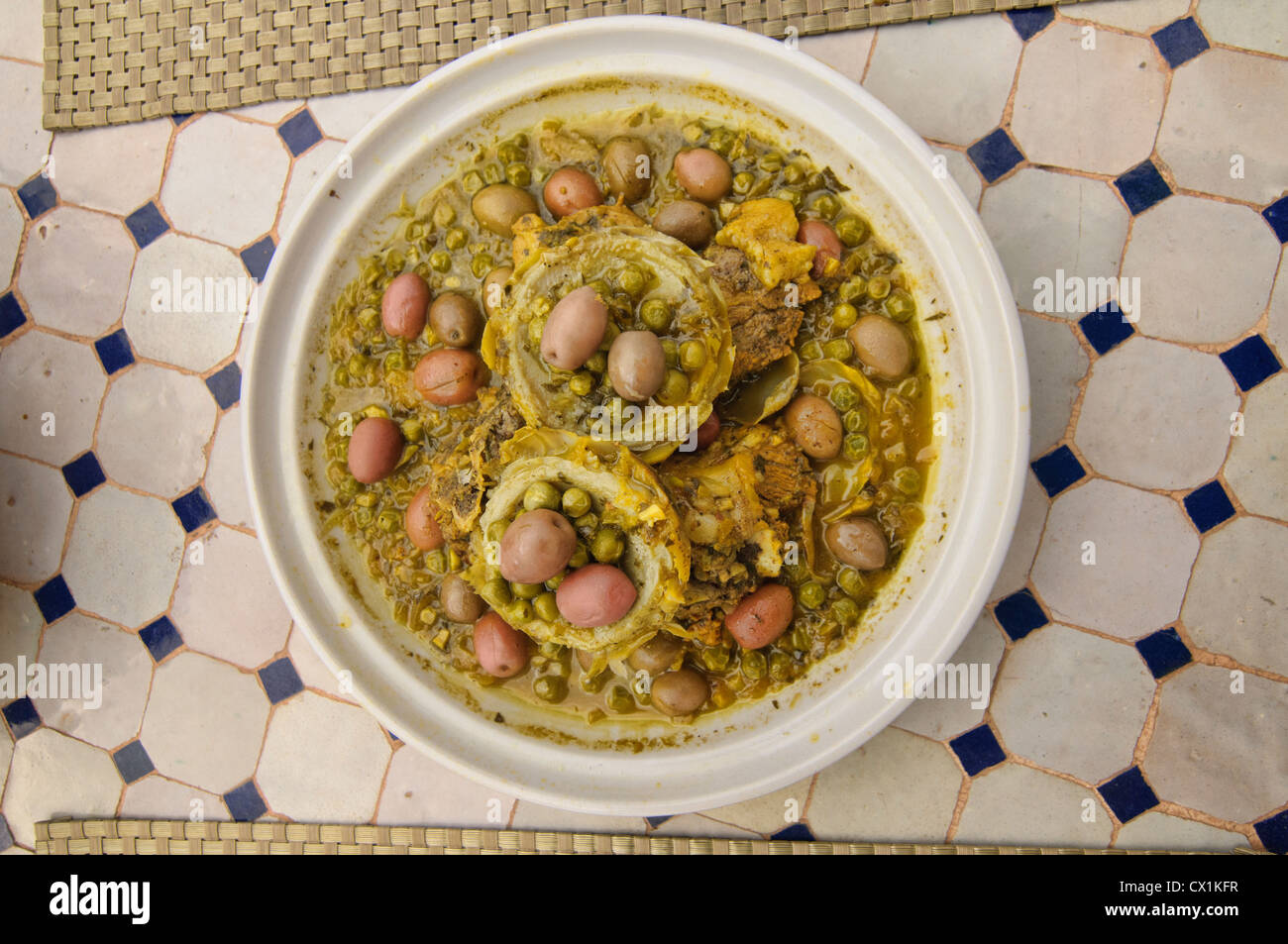 Tajine de pollo y alcachofas en Marrakech, Marruecos Foto de stock