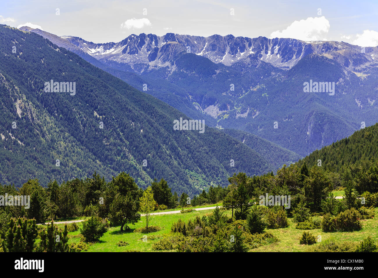 Vista de las montañas de los Pirineos. Foto de stock