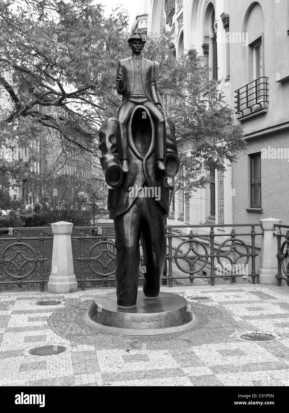 Estatua de Franz Kafka, en el antiguo barrio judío de Praga, República Checa, Europa Foto de stock