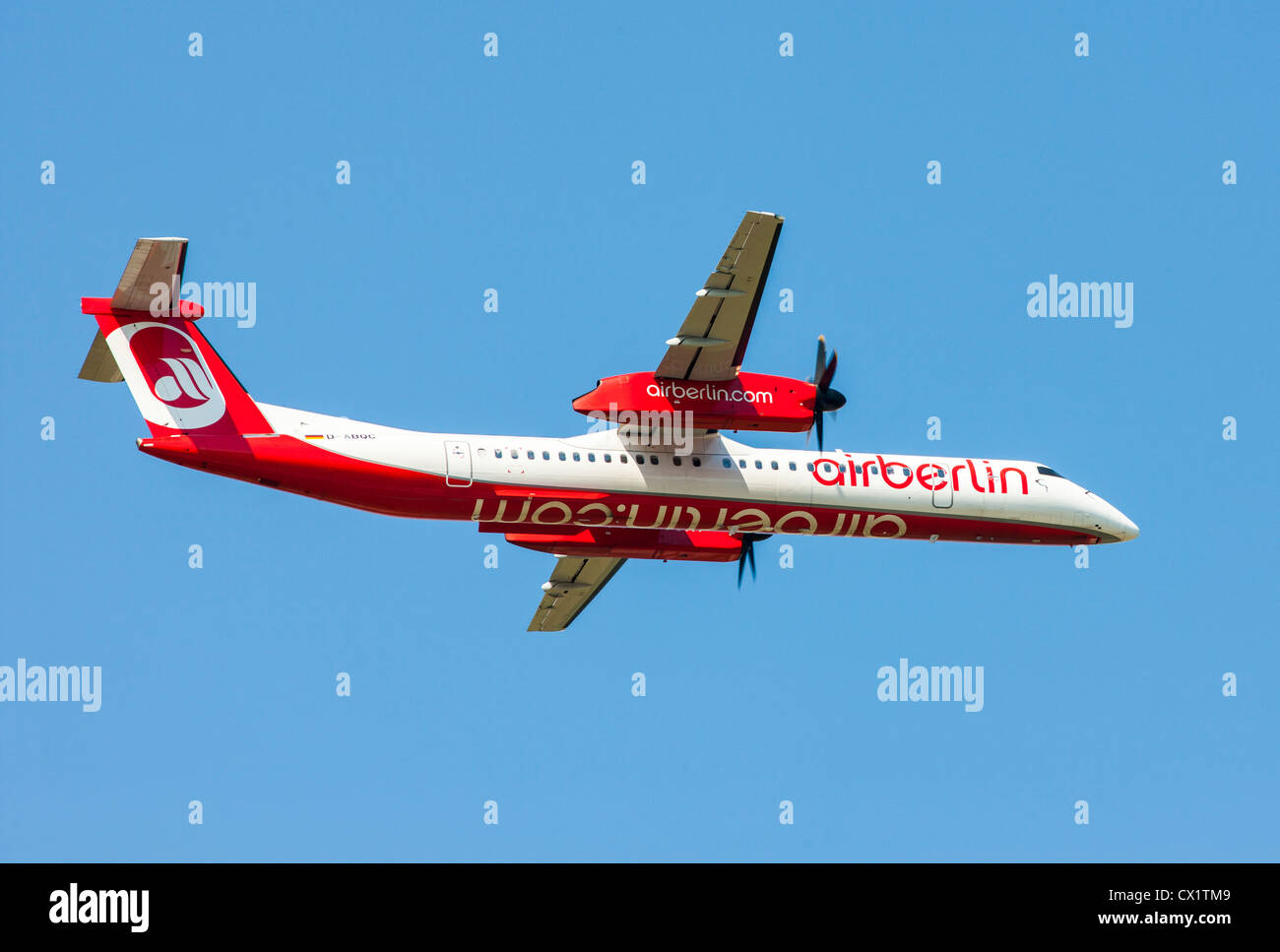 Avión de pasajeros despegó desde el Aeropuerto Internacional de Dusseldorf. Air Berlin, Bombardier DHC 8Q-400, Foto de stock