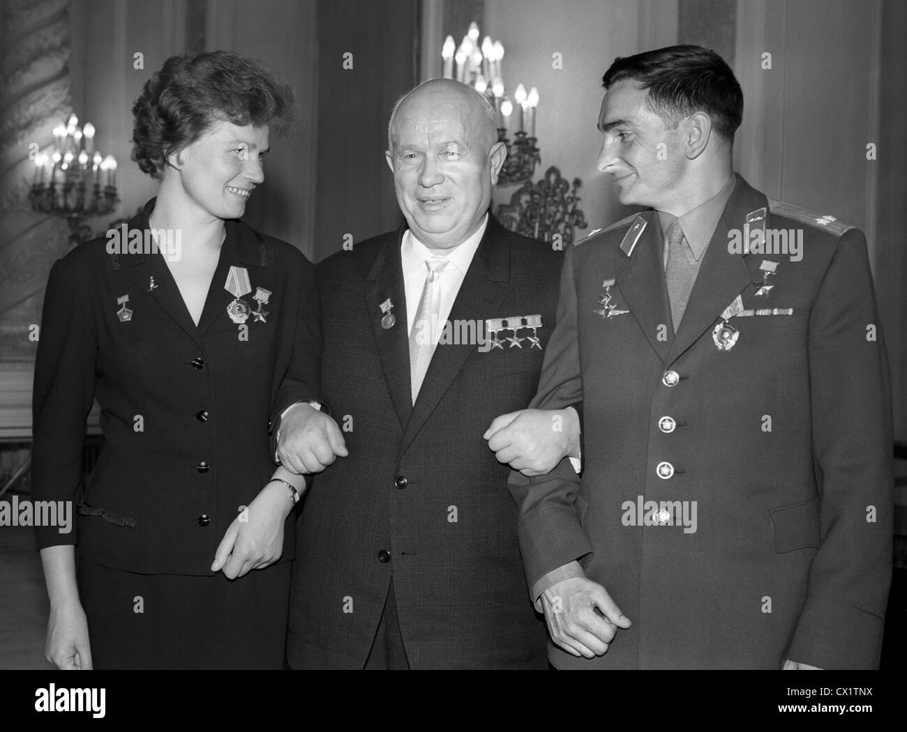 Itar Tass La Urss Moscú Pcus Primer Secretario Nikita Khrushchev En El Centro Con Pilotos