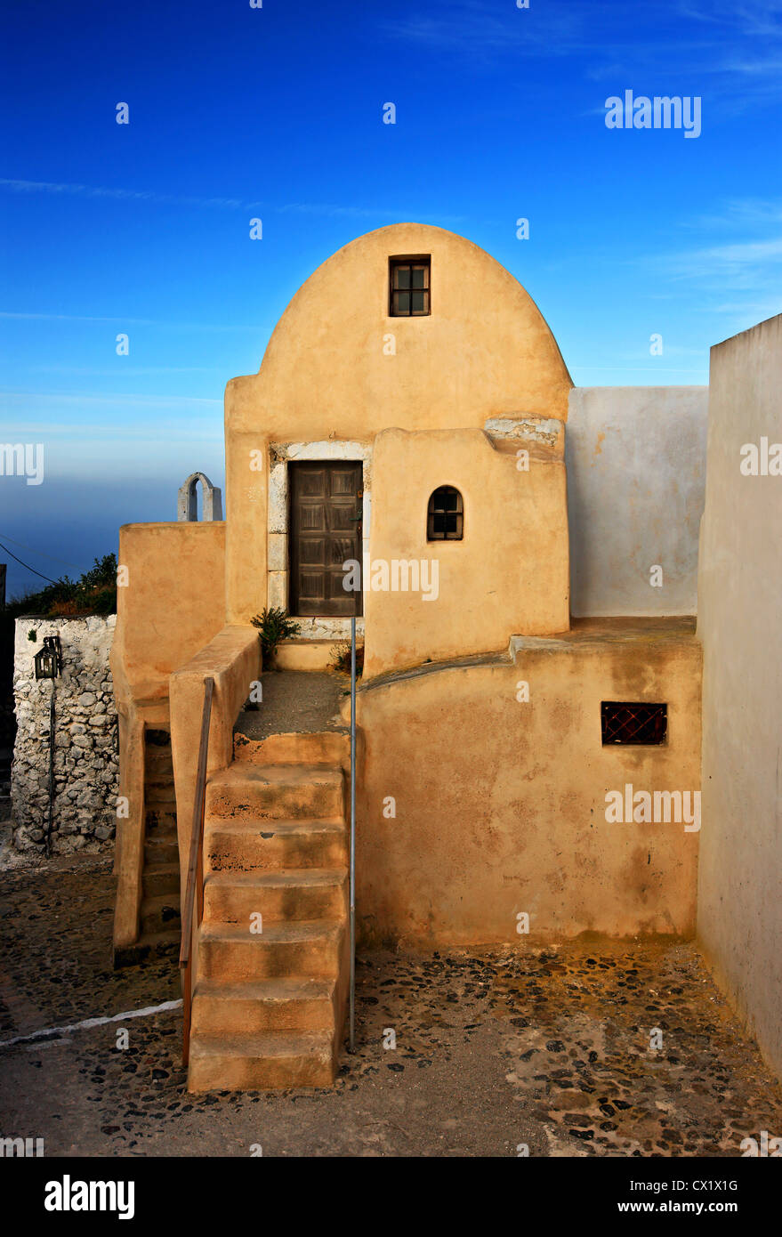 Una bonita pequeña casa, magnífico ejemplo de arquitectura Cycladian en la parte superior de la aldea de Pyrgos, Santorini Island, Cyclades, Grecia Foto de stock