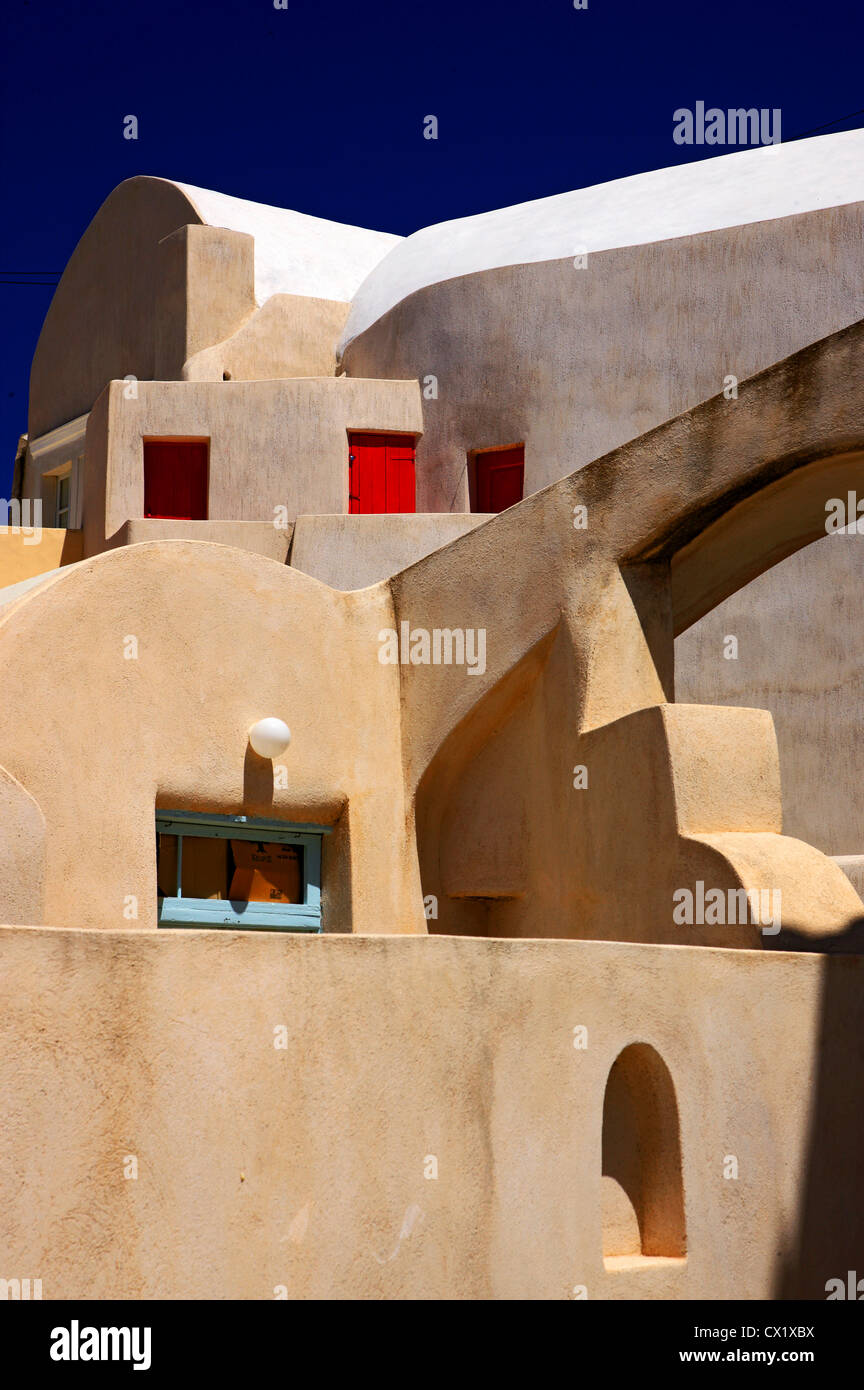 La impresionante arquitectura en la parte vieja de Embourios Village, en el interior de la isla de Santorini, Cícladas, Grecia Foto de stock