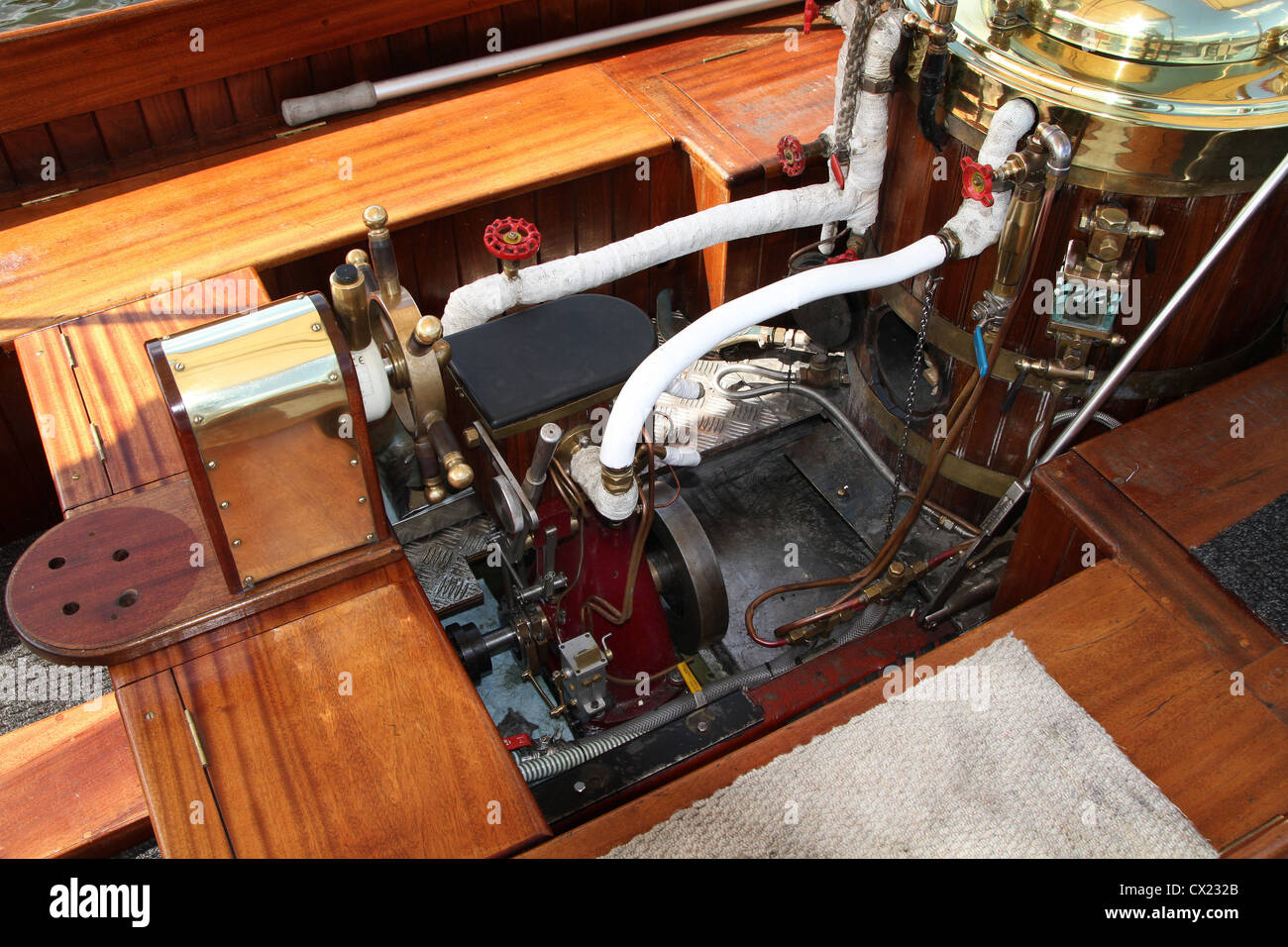 Motor de vapor pequeños en barco de recreo. Foto de stock