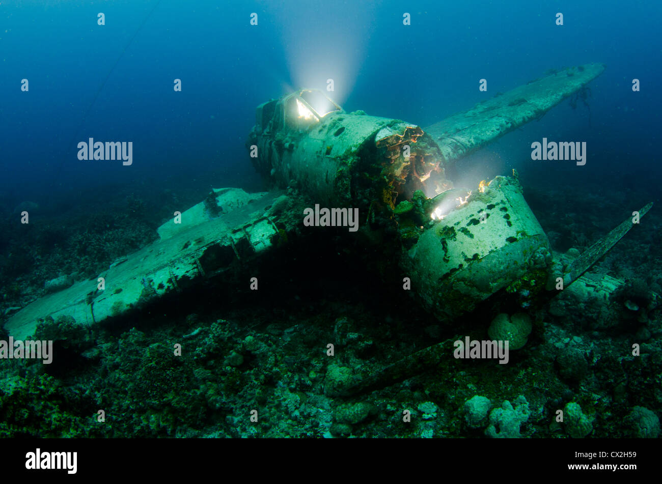 Escena subacuática de Palau, arrecifes de coral, restos de naufragios, mar avión wreck, fotosub, submarinismo, mar, océano, profundo, la II guerra mundial, Foto de stock