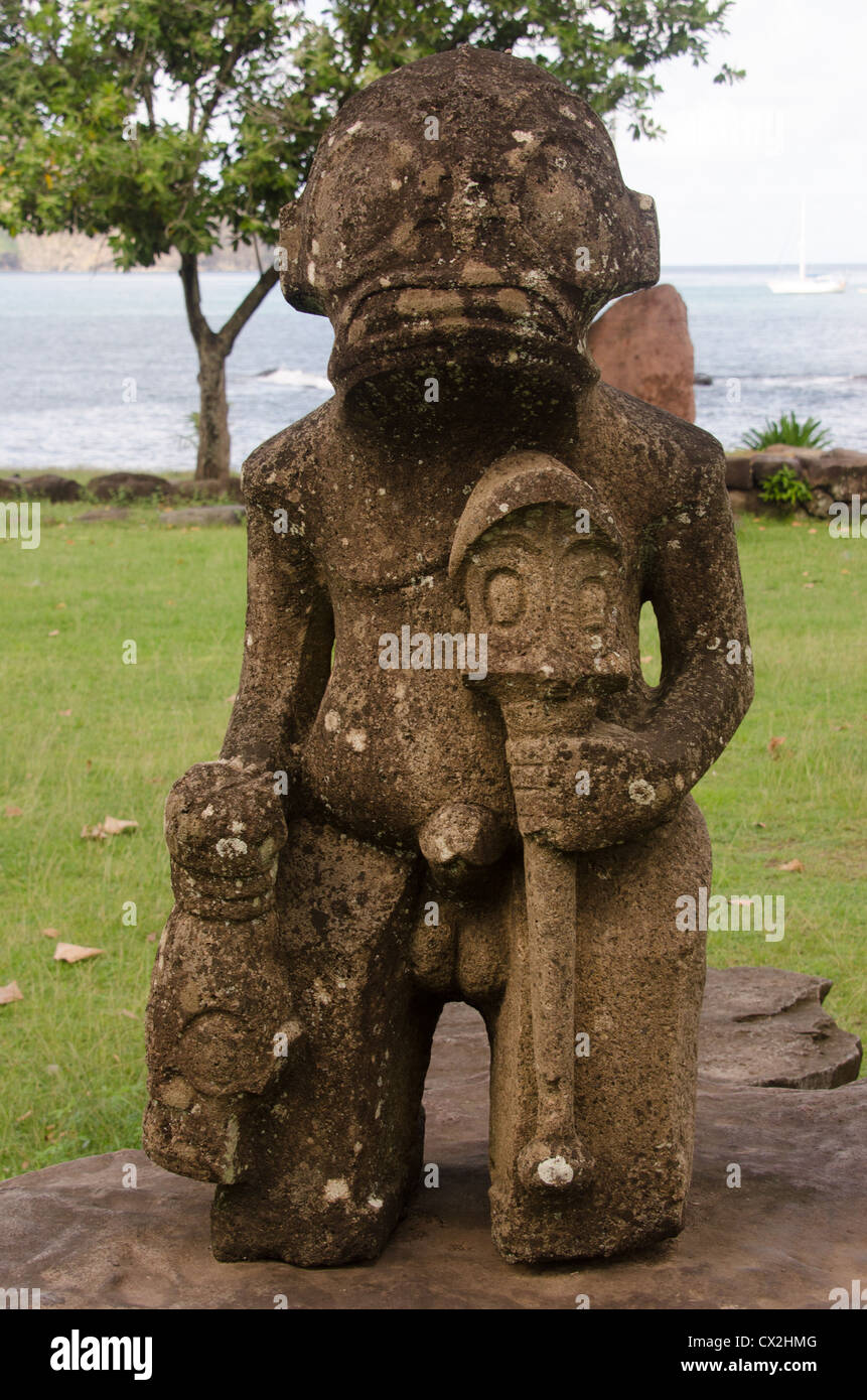 Estatua de piedra en la isla de Nuku Hiva en el Marquesas- Foto de stock