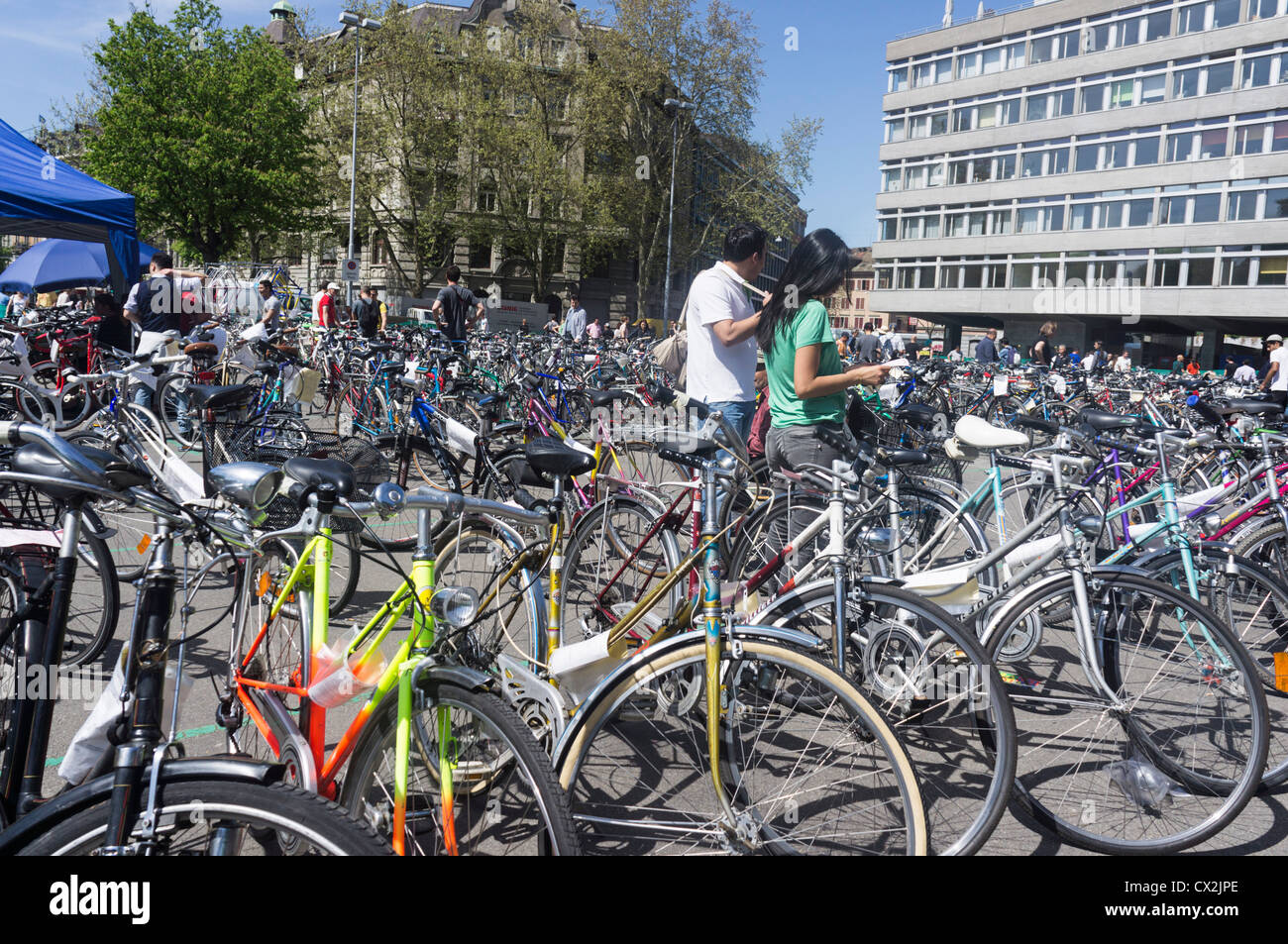 Mercado de bicicletas en el Helvetia Square en el Kreis 4, Zurich, Suiza Foto de stock