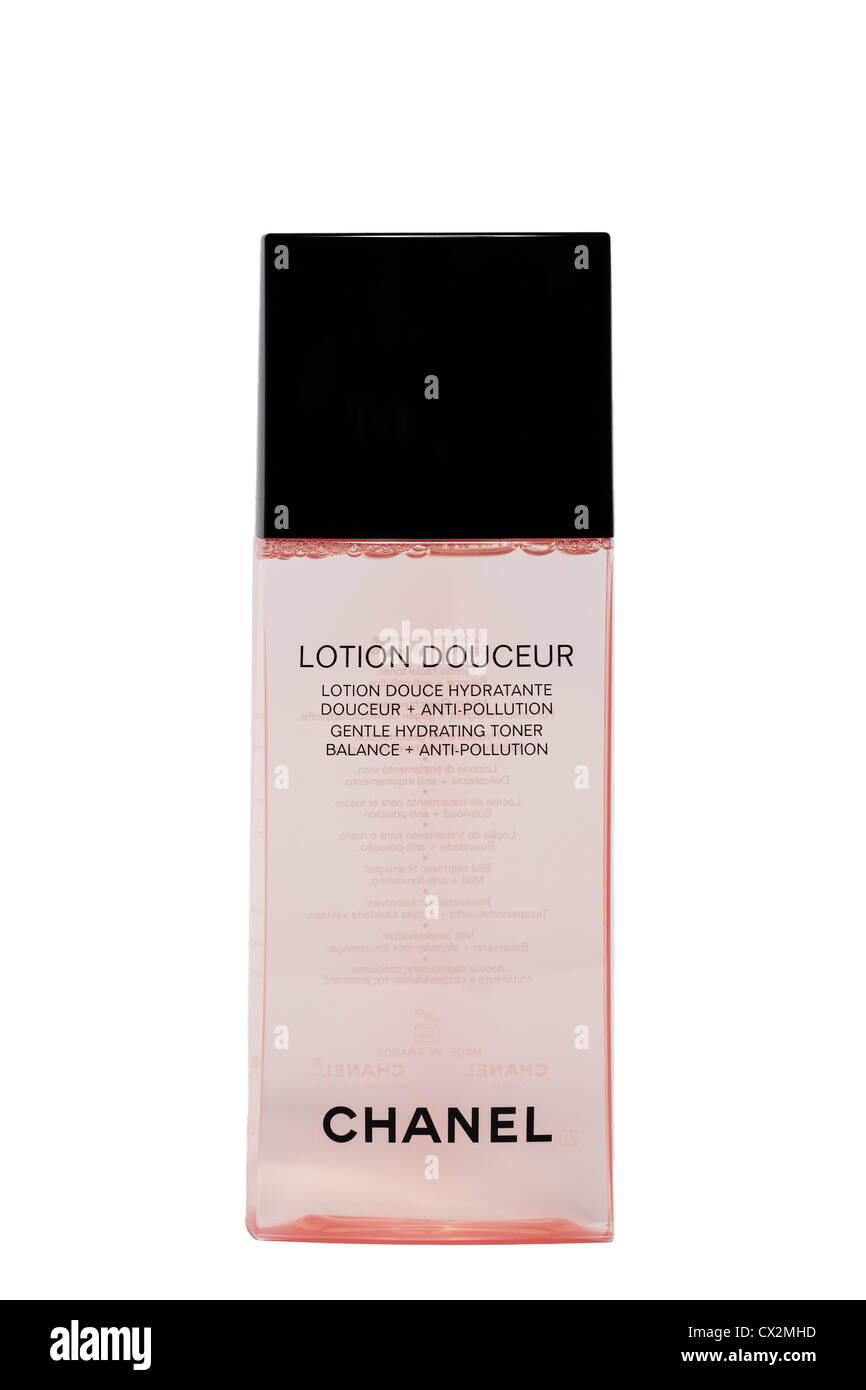 Una botella de Chanel Loción Douceur tóner sobre un fondo blanco. Foto de stock