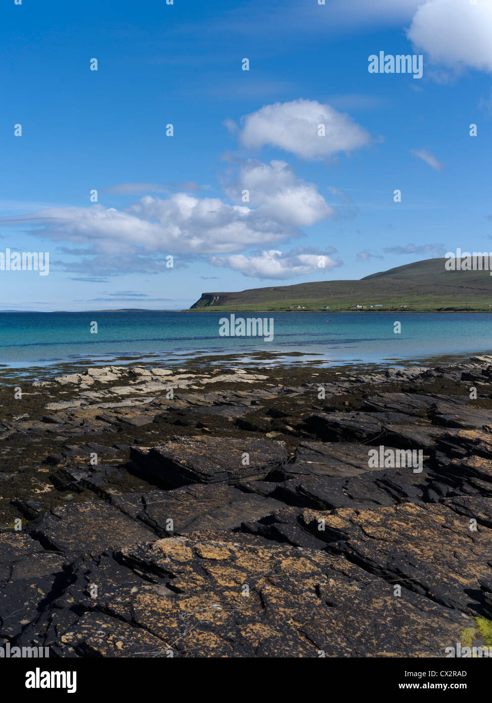 Dh Scapa Flow HOY ORKNEY roca mar costa azul cielo días de verano la línea costera de la costa de Escocia en el reino unido Foto de stock
