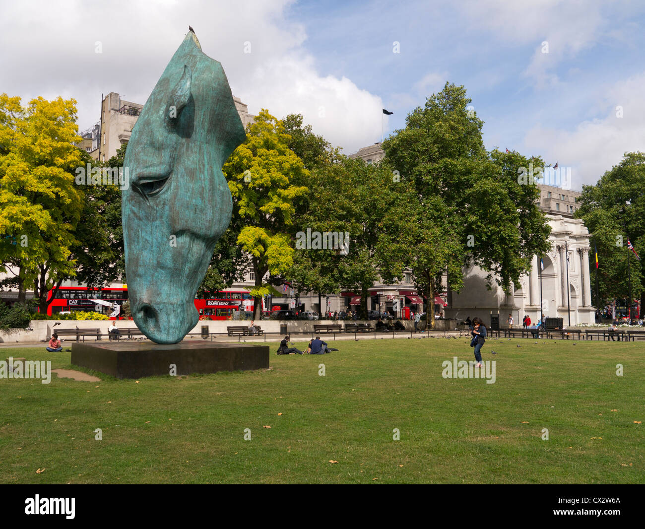 Gran cabeza de caballo de bronce escultura cerca de Marble Arch, Londres, Reino Unido. Foto de stock