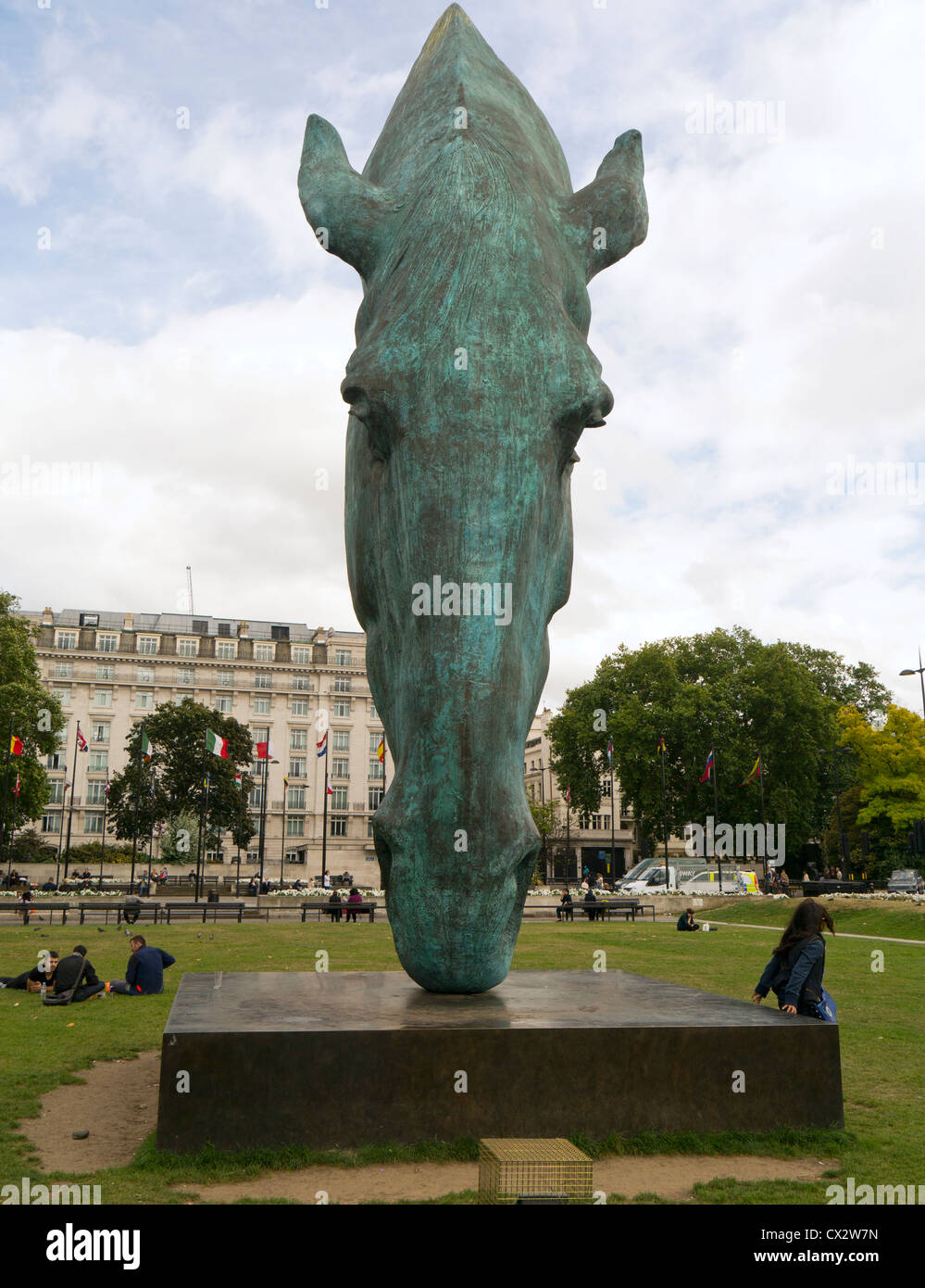 Gran cabeza de caballo de bronce escultura cerca de Marble Arch, Londres, Reino Unido. Foto de stock