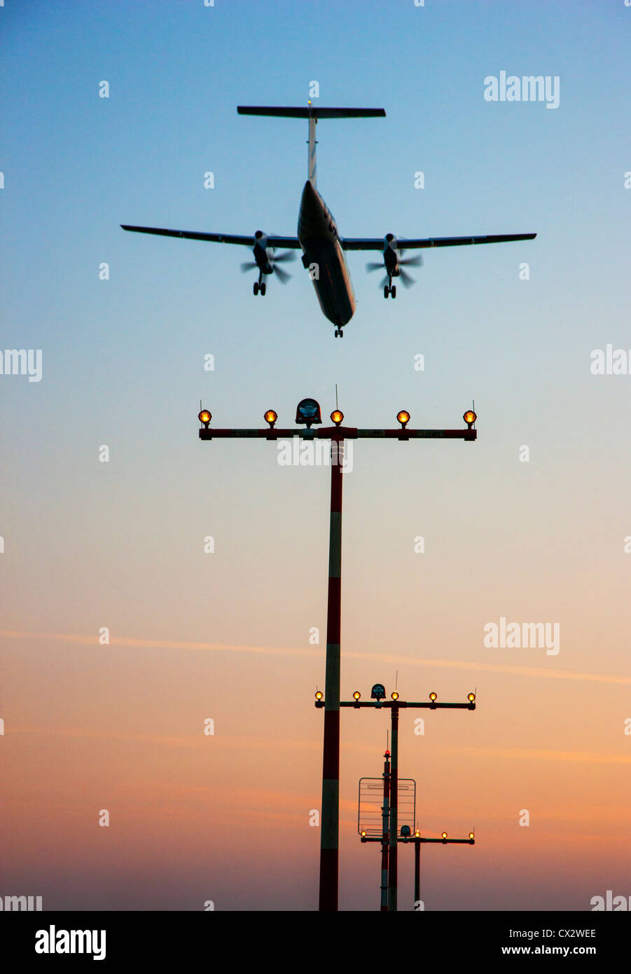 Avión de pasajeros acercándose a el Aeropuerto Internacional de Dusseldorf. Alemania. Foto de stock