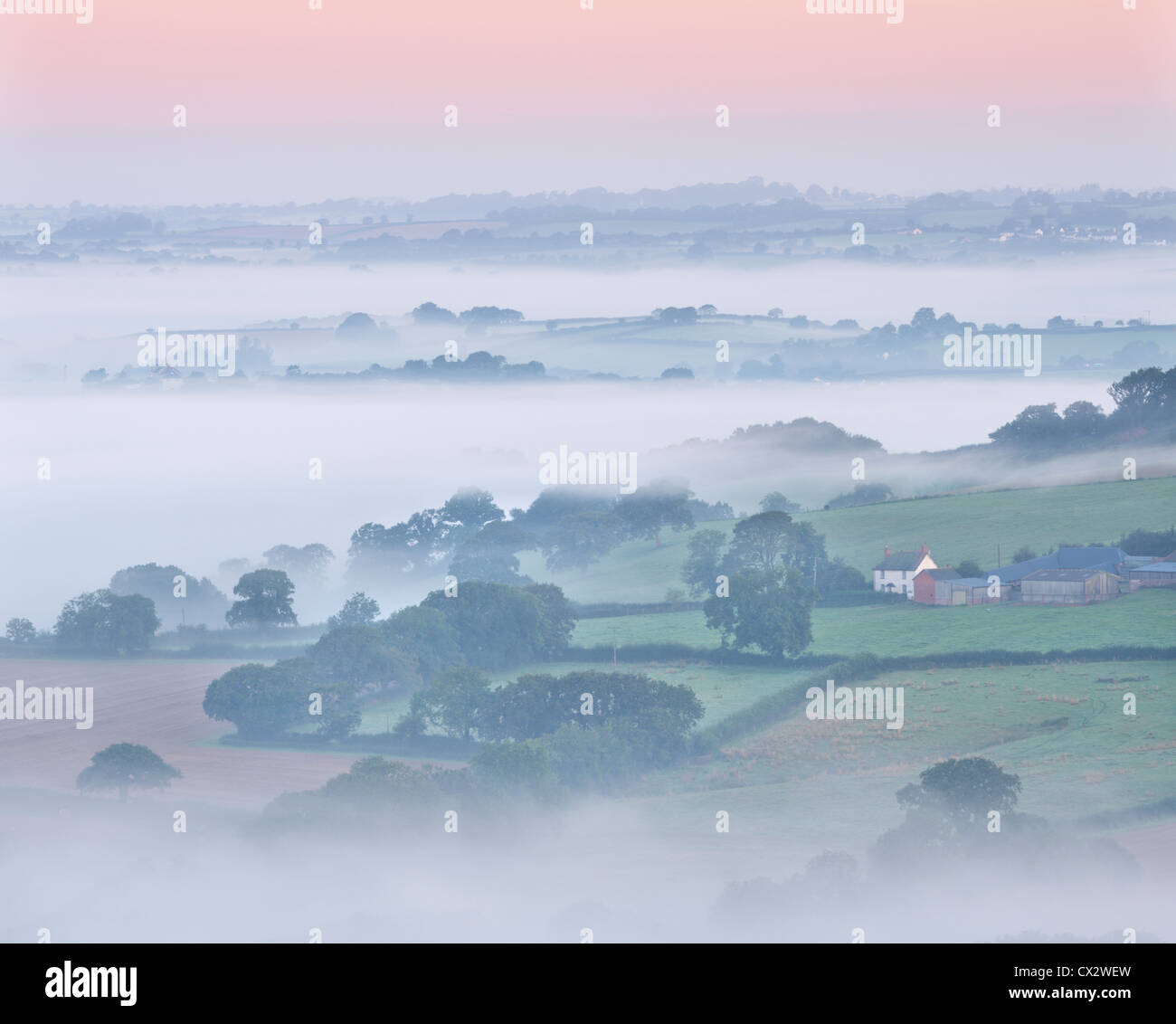 Alquería y la bruma que cubre el paisaje, Stockleigh Pomeroy, Devon, Inglaterra. Otoño (septiembre de 2012). Foto de stock