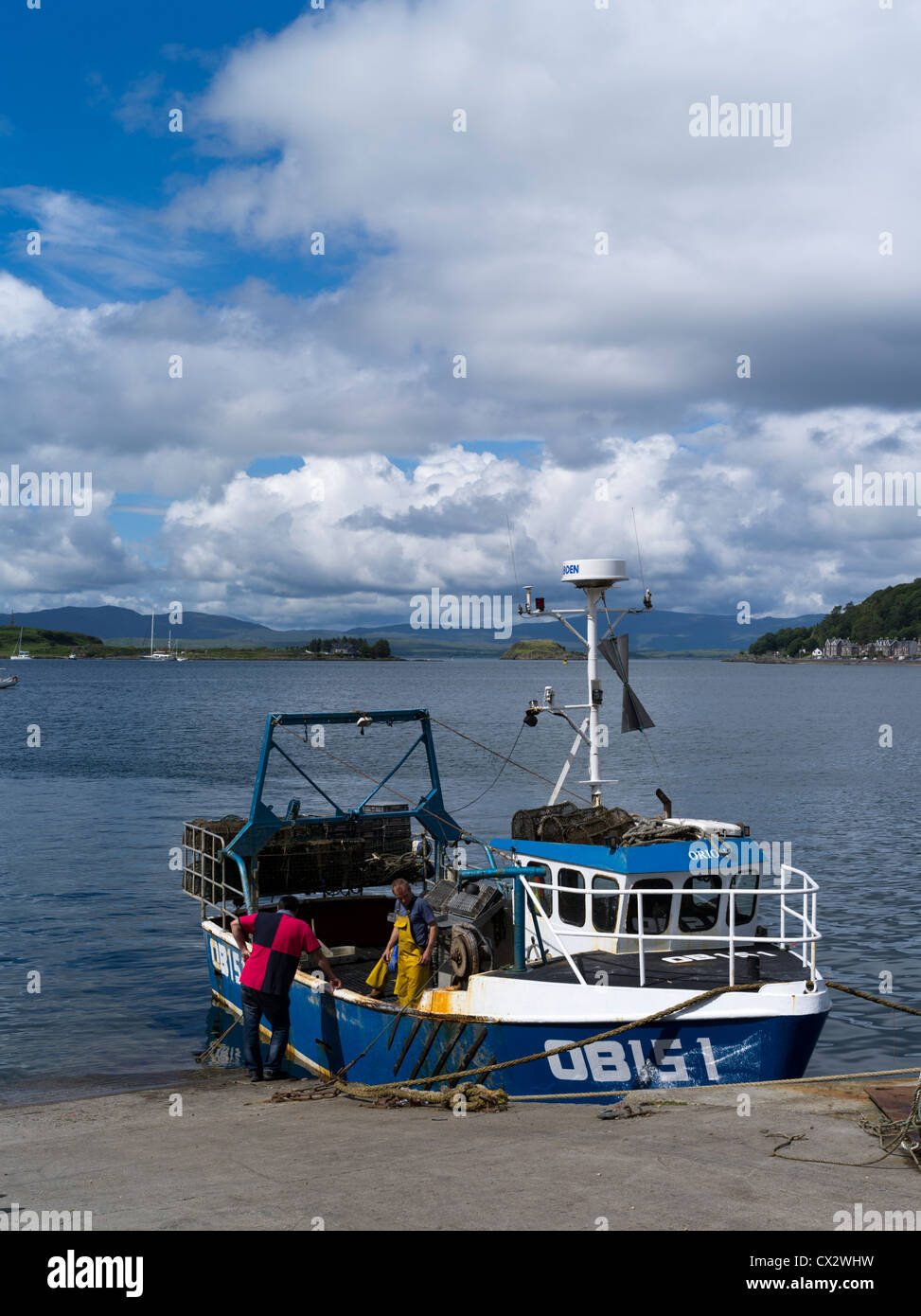 Dh Oban Argyll barco pesquero Oban Bay Harbour Escocia barco al mar los pescadores highlands Foto de stock